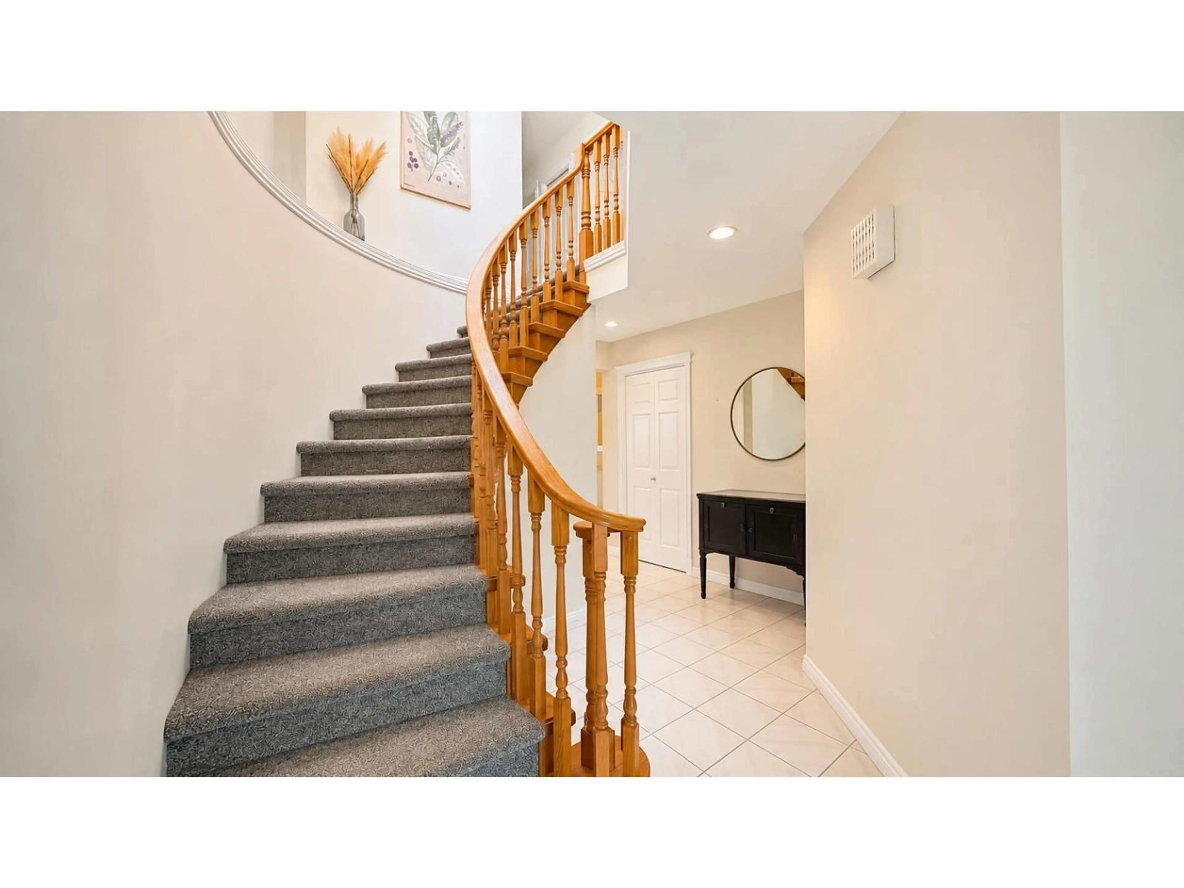 Indoor foyer for 3017 GLENDALE PLACE, Abbotsford British Columbia V2S7H1