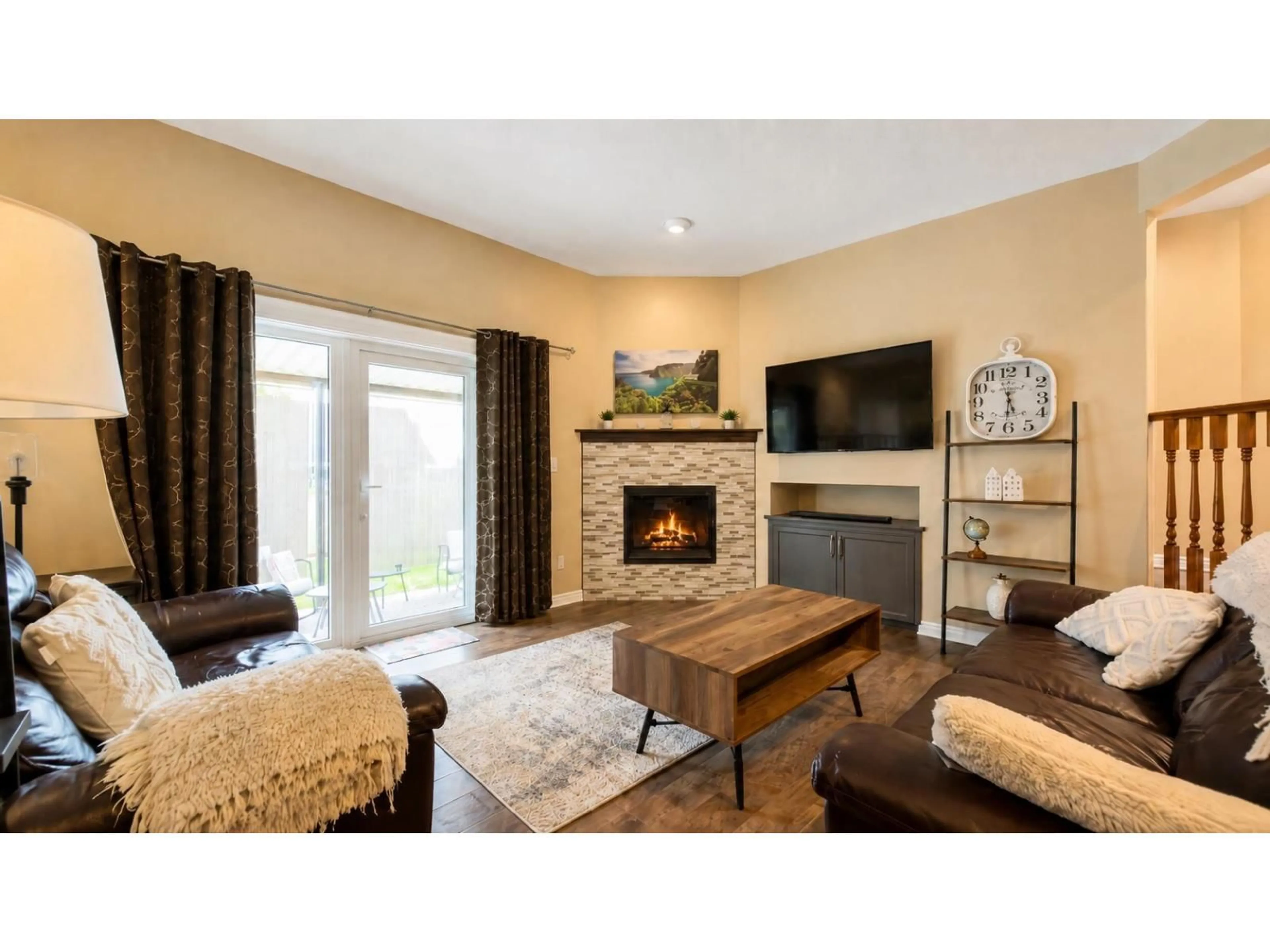 Living room with furniture, unknown for 3017 GLENDALE PLACE, Abbotsford British Columbia V2S7H1