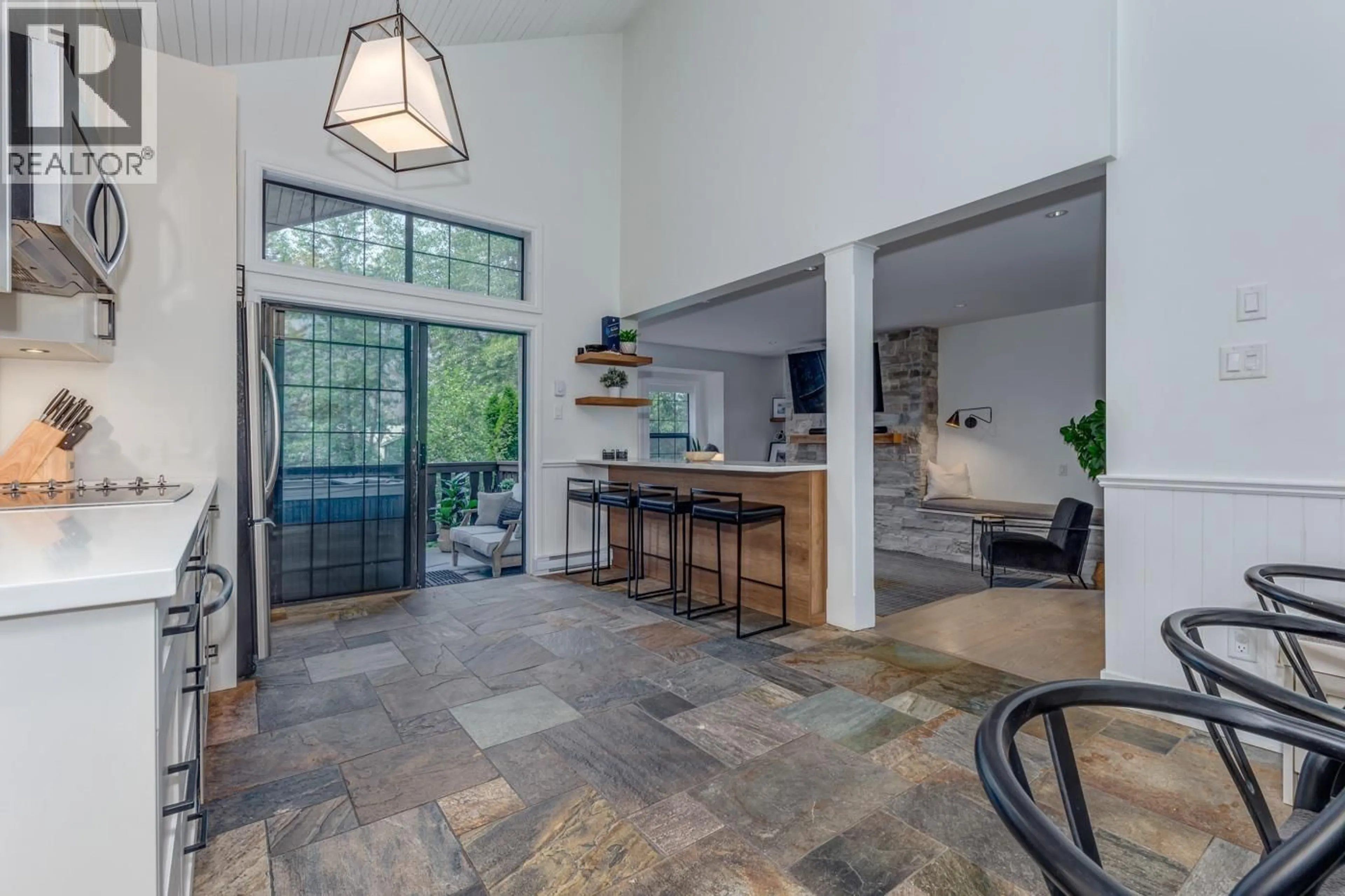 Indoor entryway for 2212 GONDOLA WAY, Whistler British Columbia V8E0B4