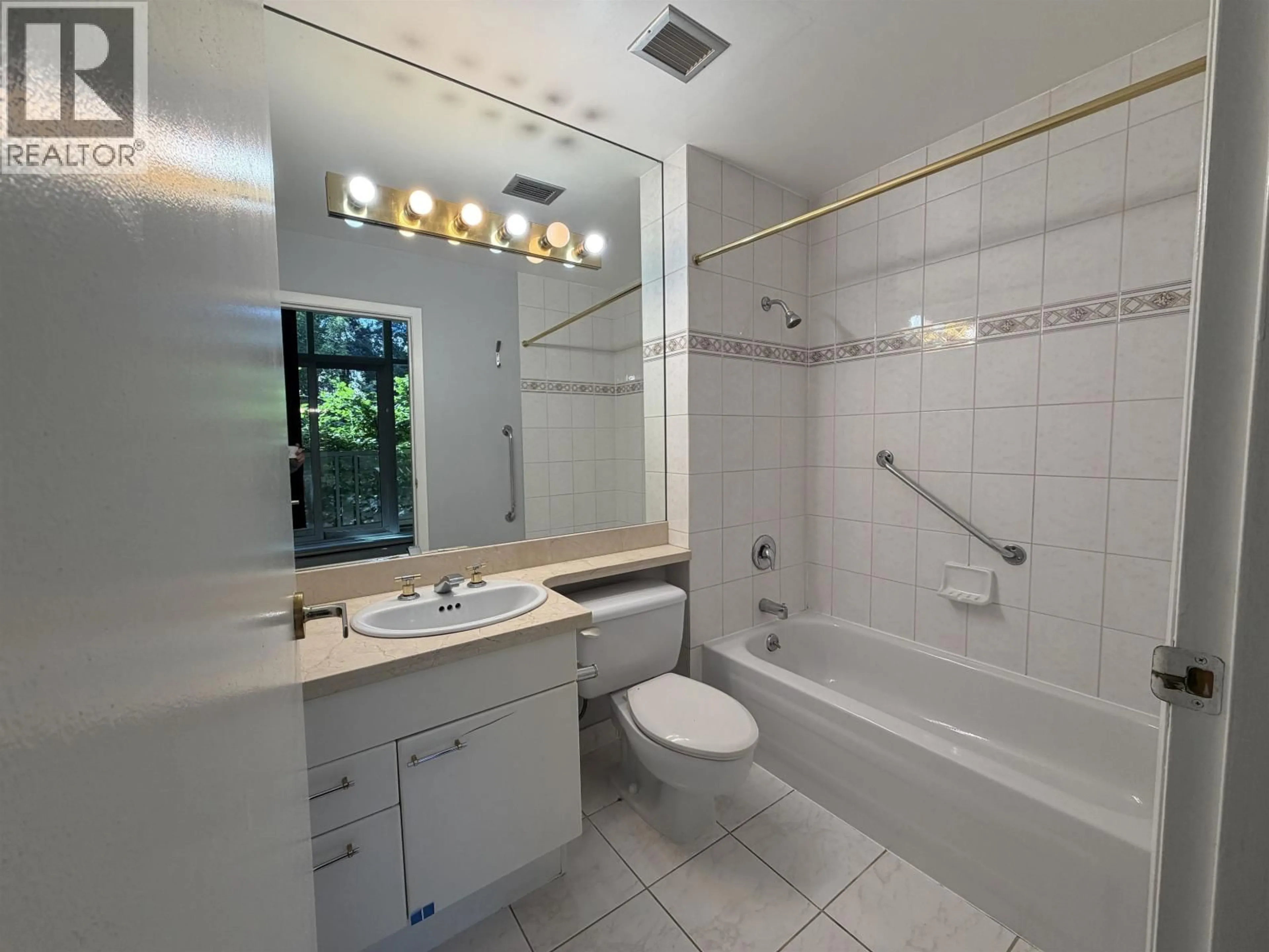 Standard bathroom, ceramic/tile floor for 105 - 388 DRAKE STREET, Vancouver British Columbia V6B6A8
