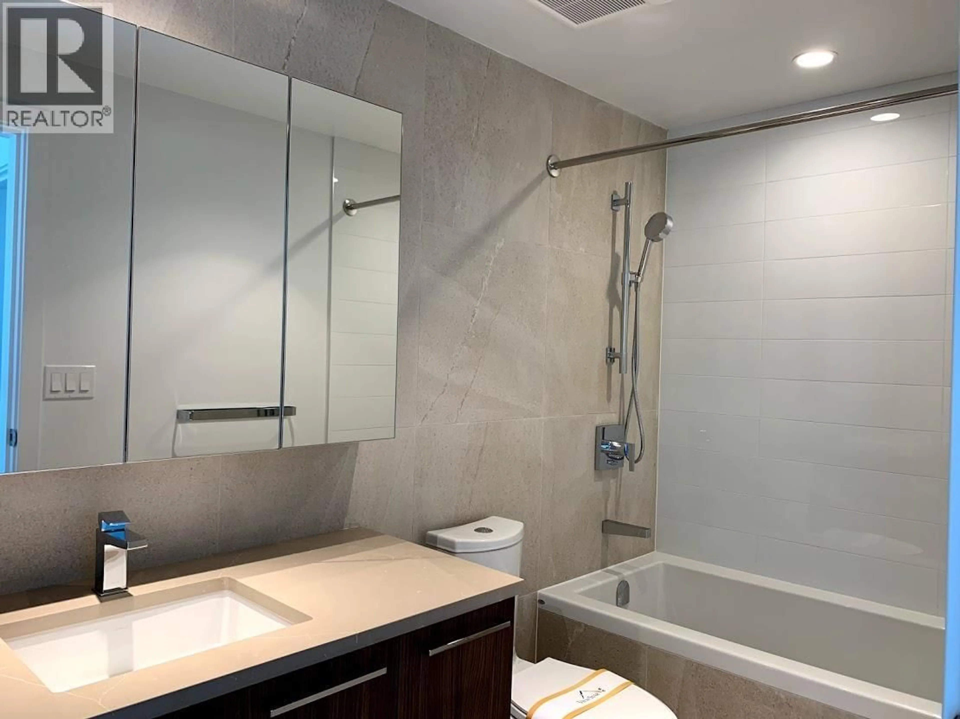 Standard bathroom, ceramic/tile floor for 903 - 3331 NO. 3 ROAD, Richmond British Columbia V6X2B6