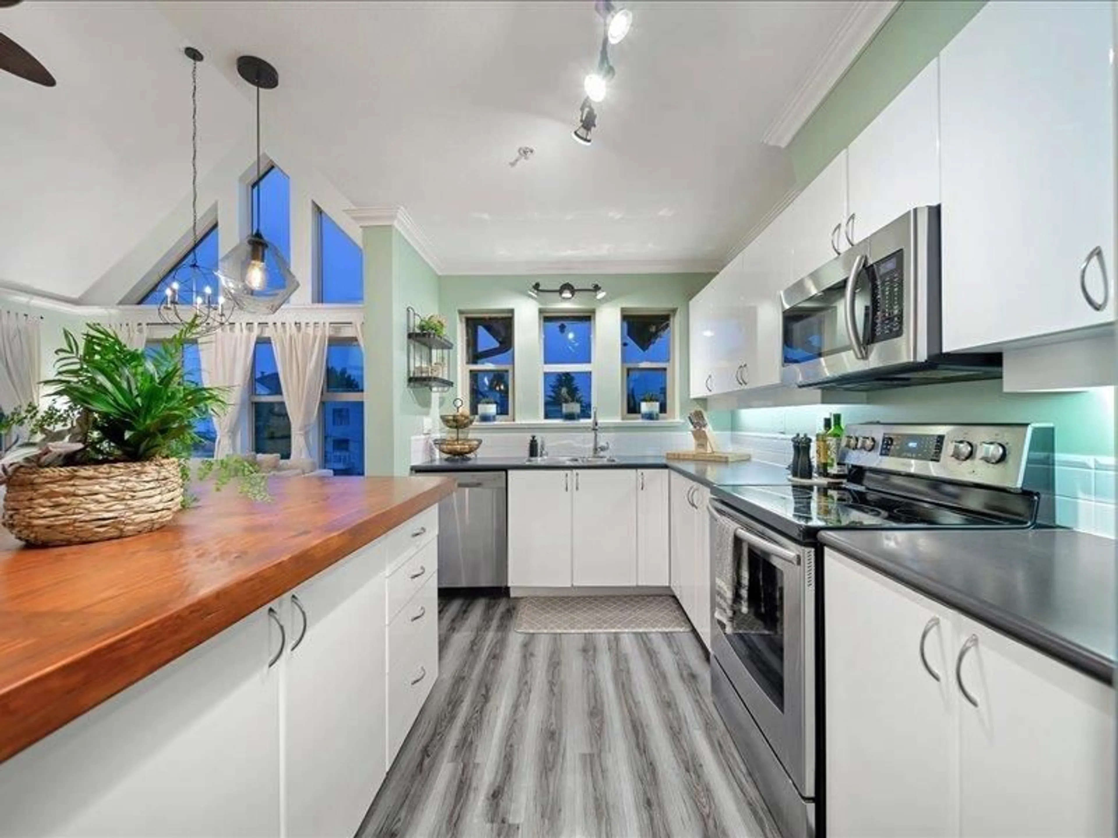 Open concept kitchen, unknown for 408 - 20237 54 AVENUE, Langley British Columbia V3A3W2