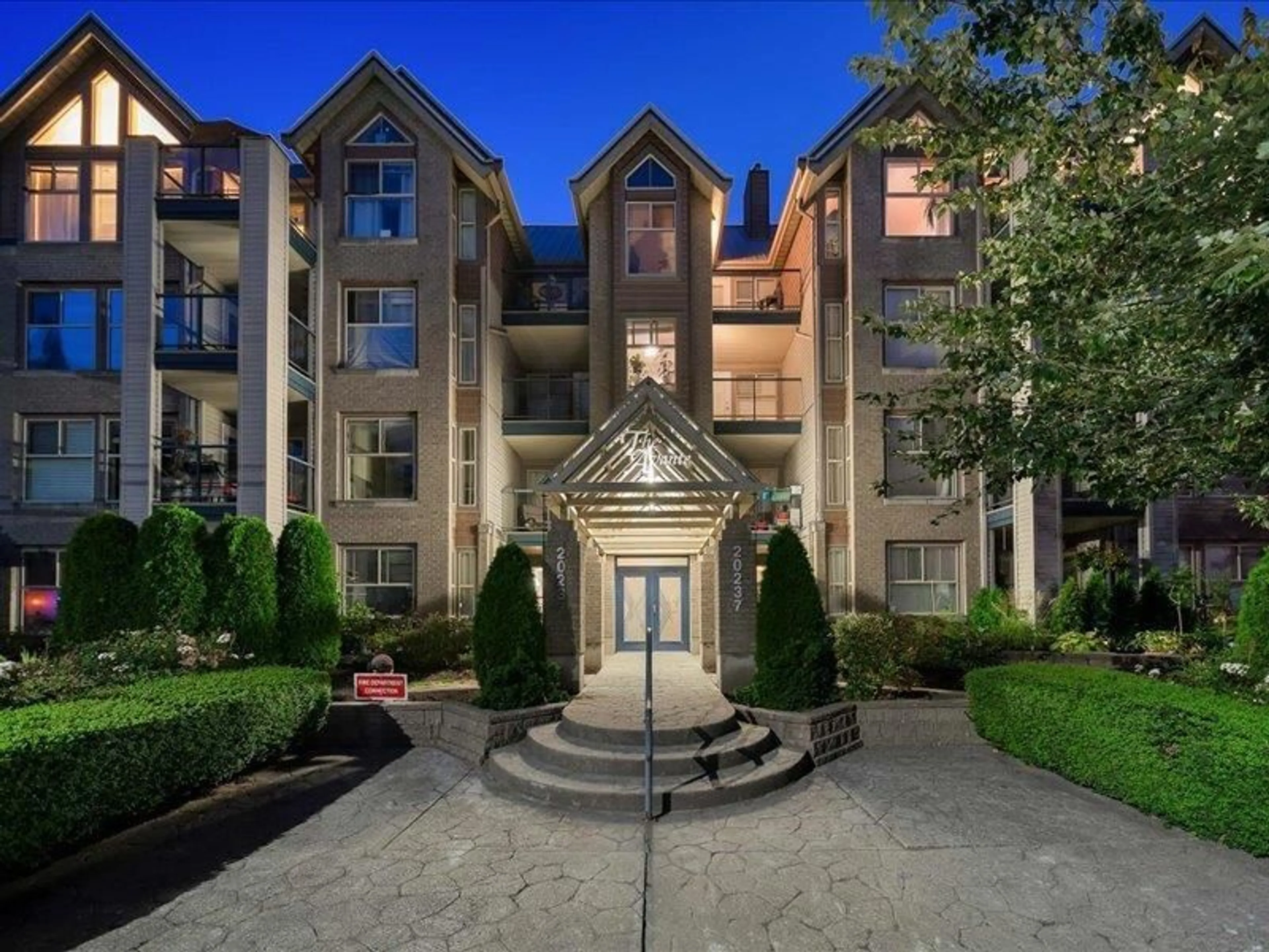 Indoor foyer for 408 - 20237 54 AVENUE, Langley British Columbia V3A3W2