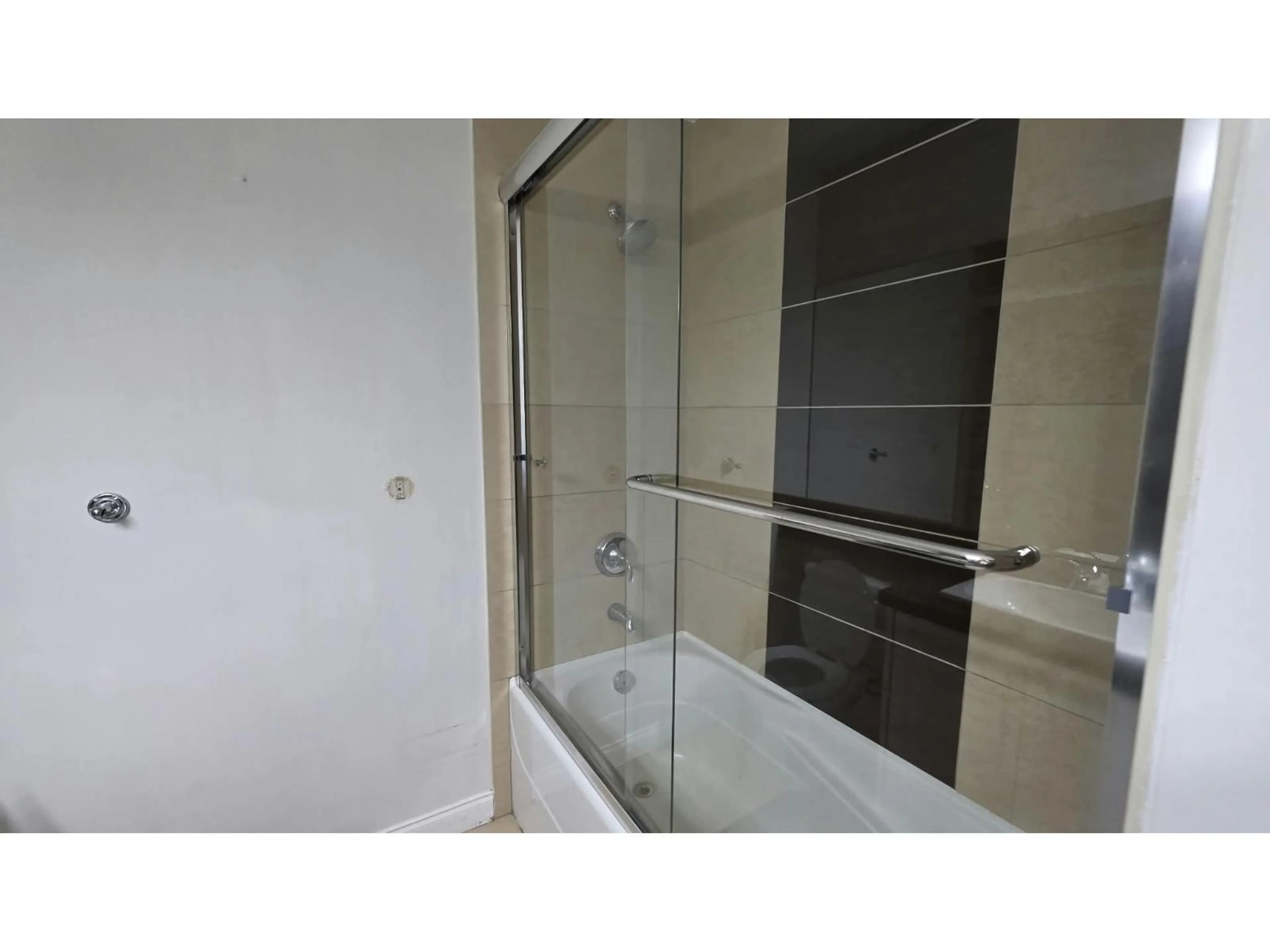 Standard bathroom, ceramic/tile floor for 409 - 19939 55A AVENUE, Langley British Columbia V3A3X4