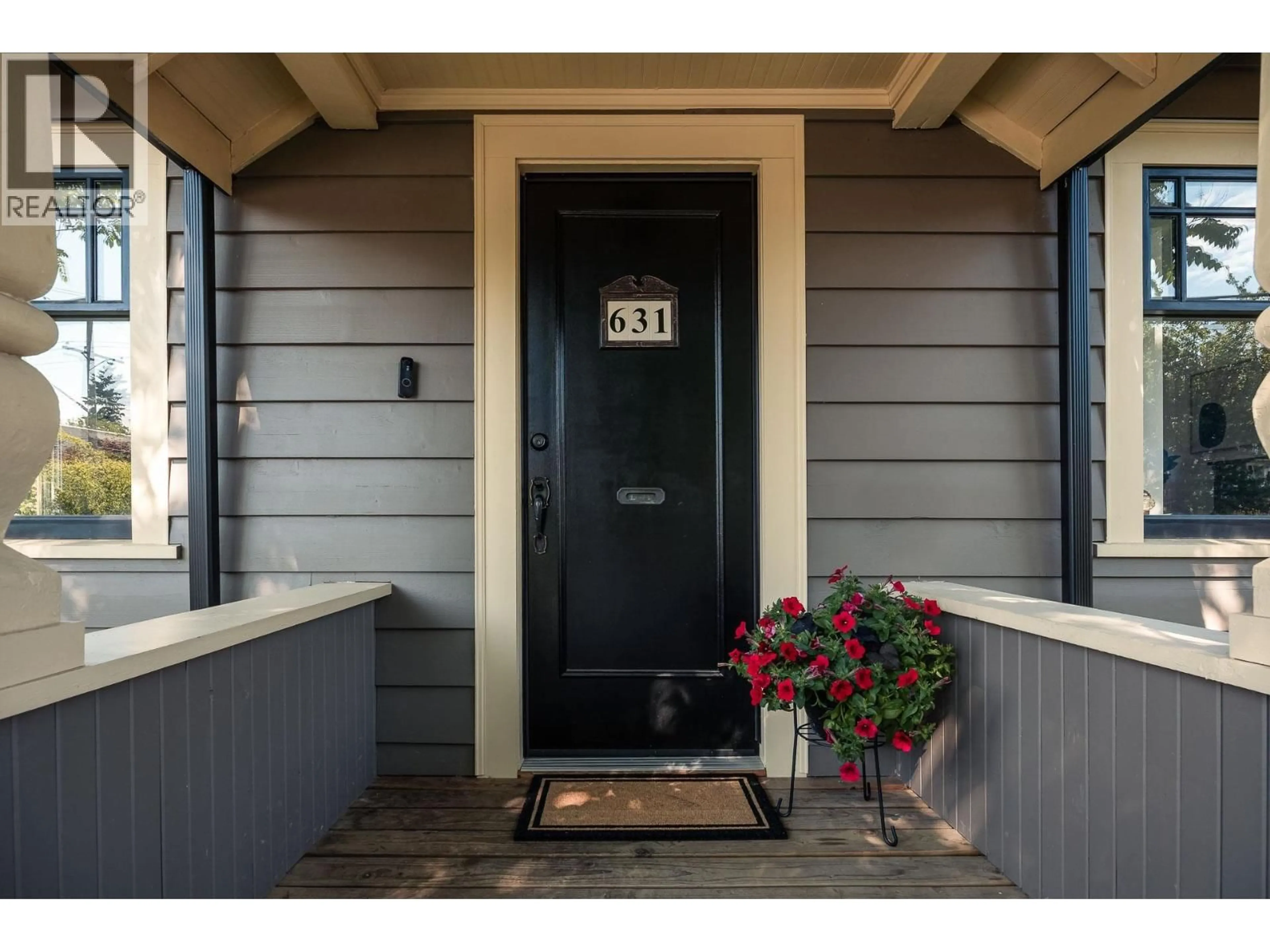 Indoor entryway for 631 SECOND STREET, New Westminster British Columbia V3L2M6