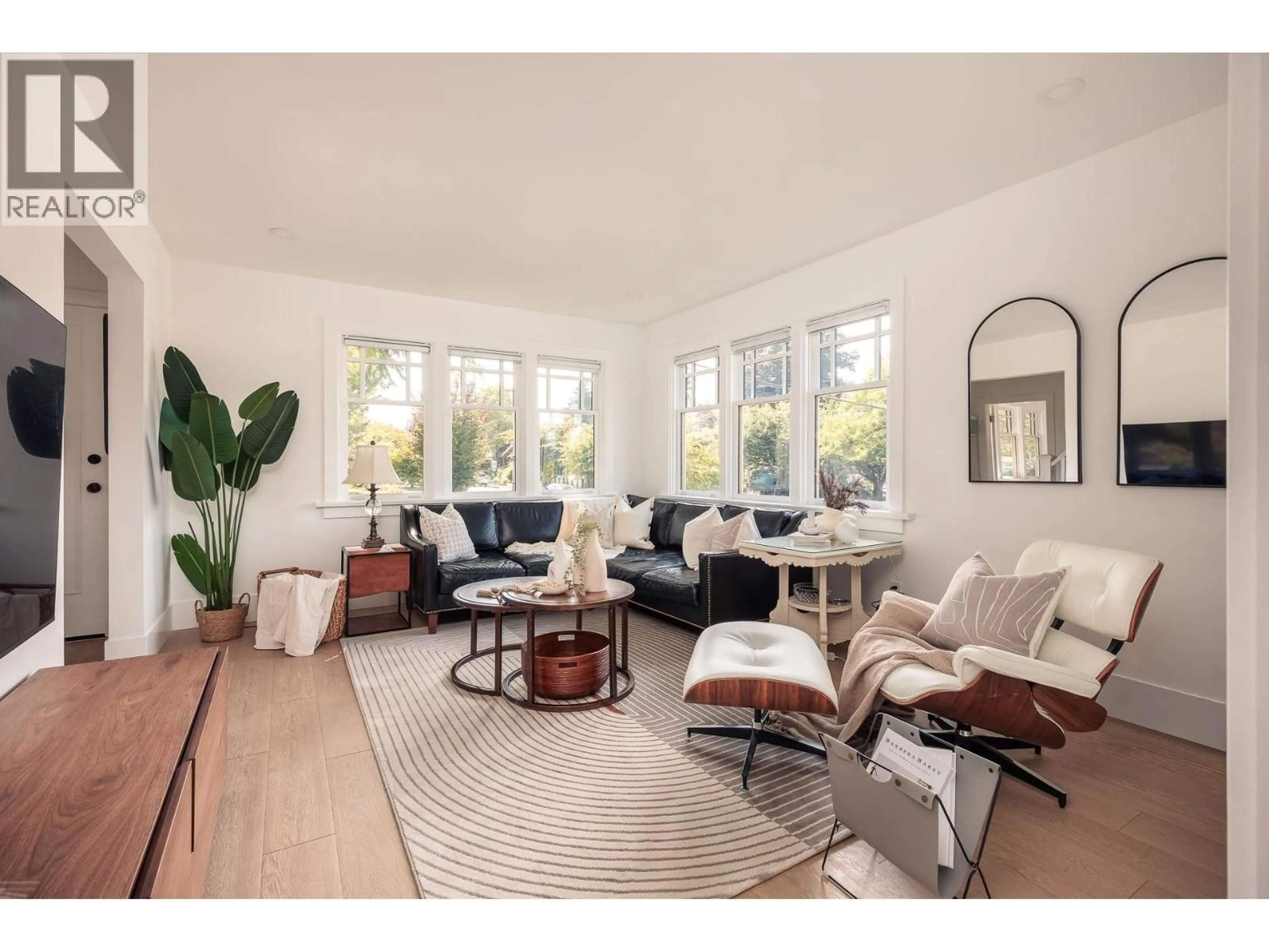 Living room with furniture, unknown for 631 SECOND STREET, New Westminster British Columbia V3L2M6