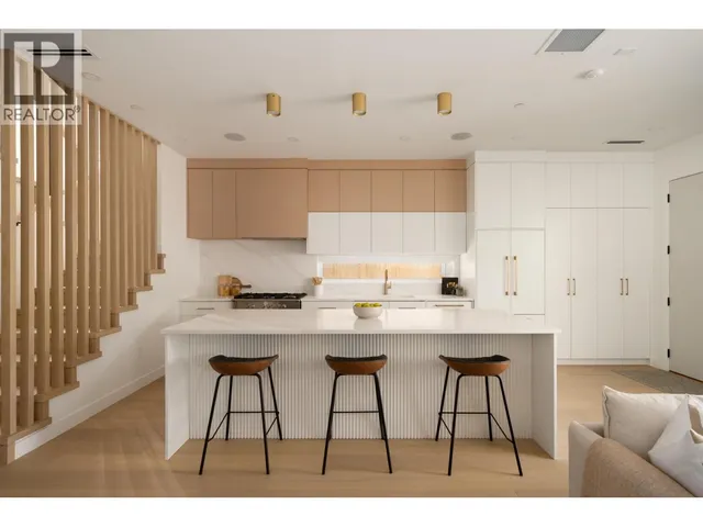 1 - 810 22ND AVENUE, Vancouver 3