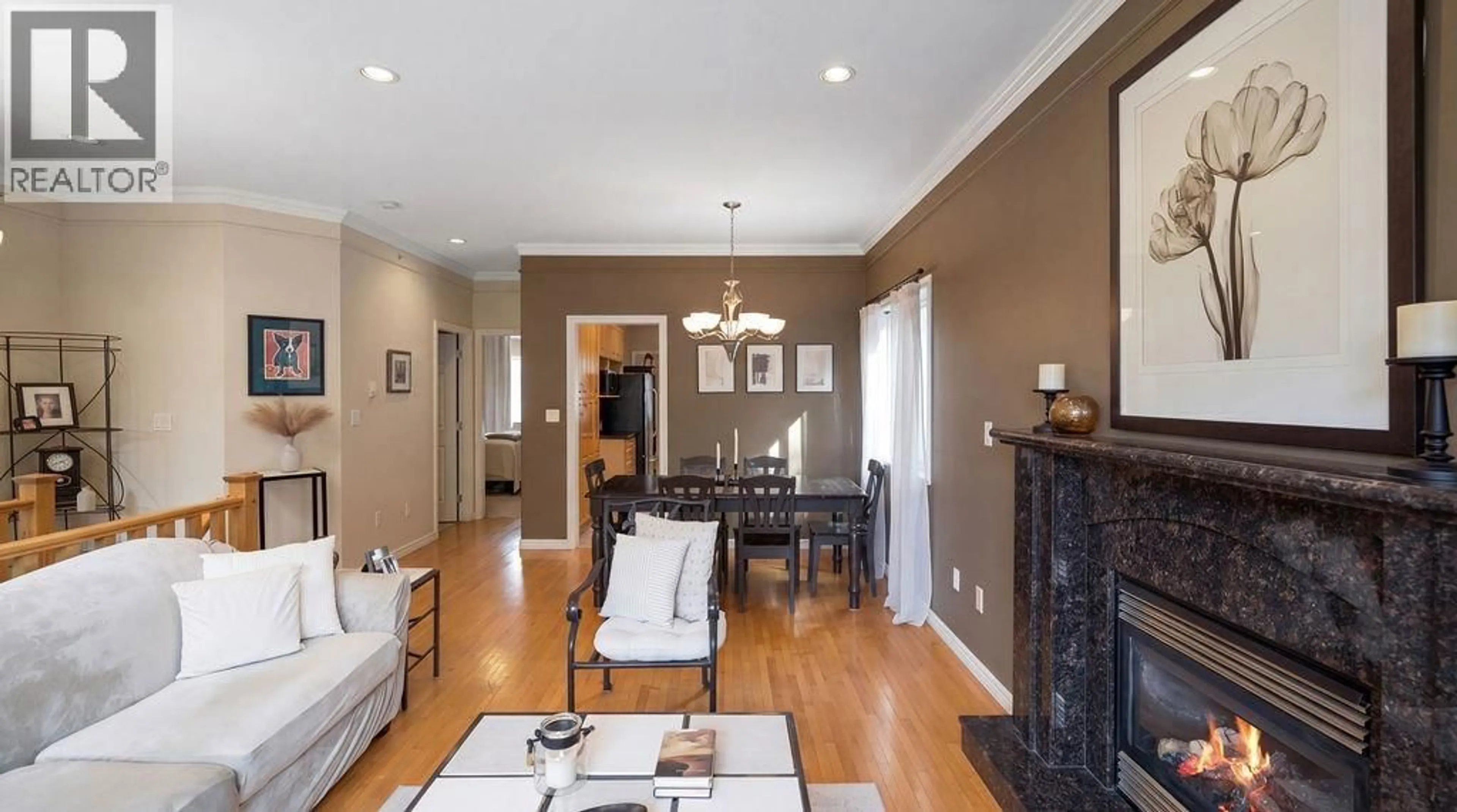 Living room with furniture, wood/laminate floor for 968 31ST AVENUE, Vancouver British Columbia V5V2X4