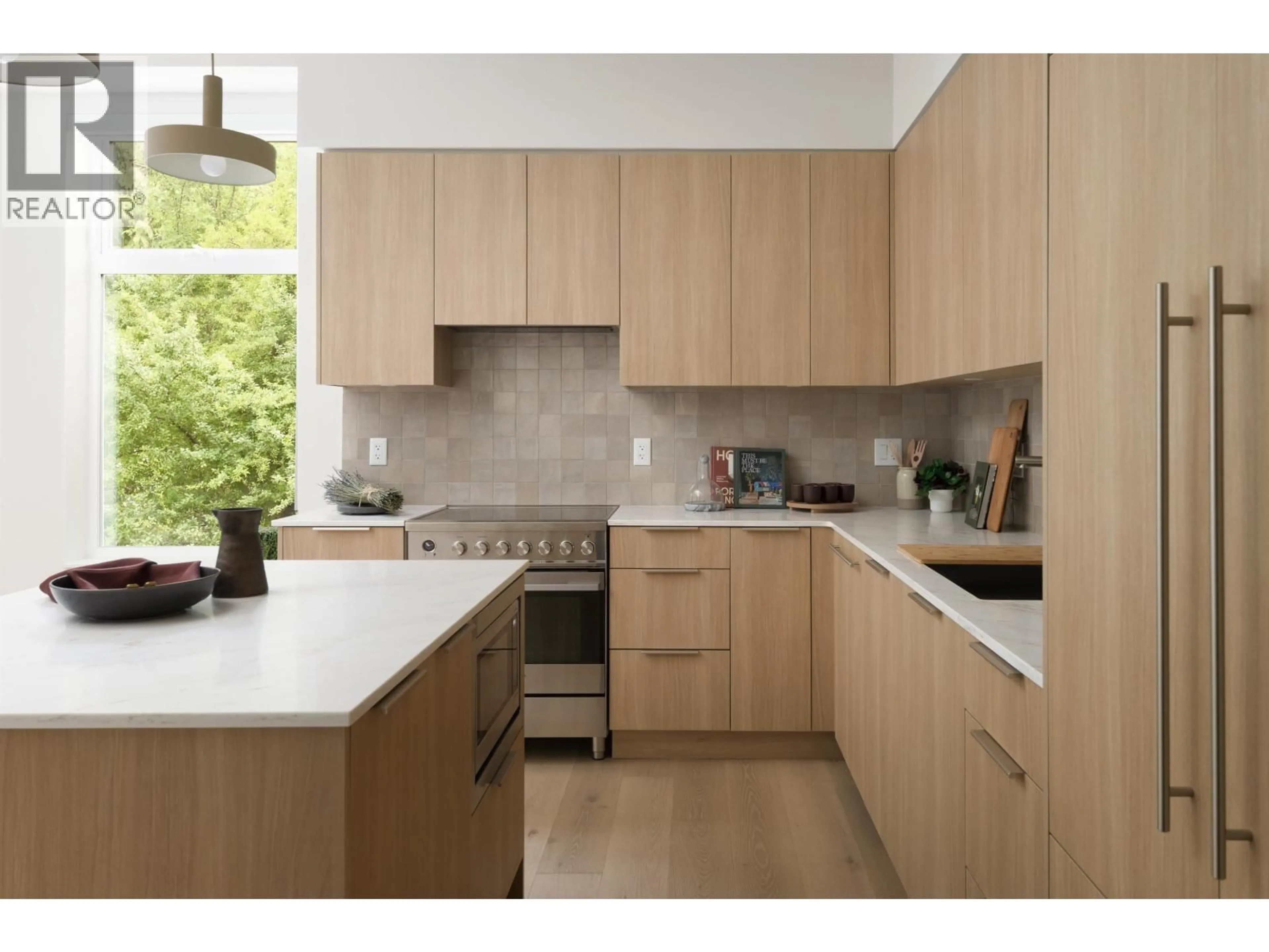 Contemporary kitchen, wood/laminate floor for 1 - 595 49TH AVENUE, Vancouver British Columbia V5W2H1