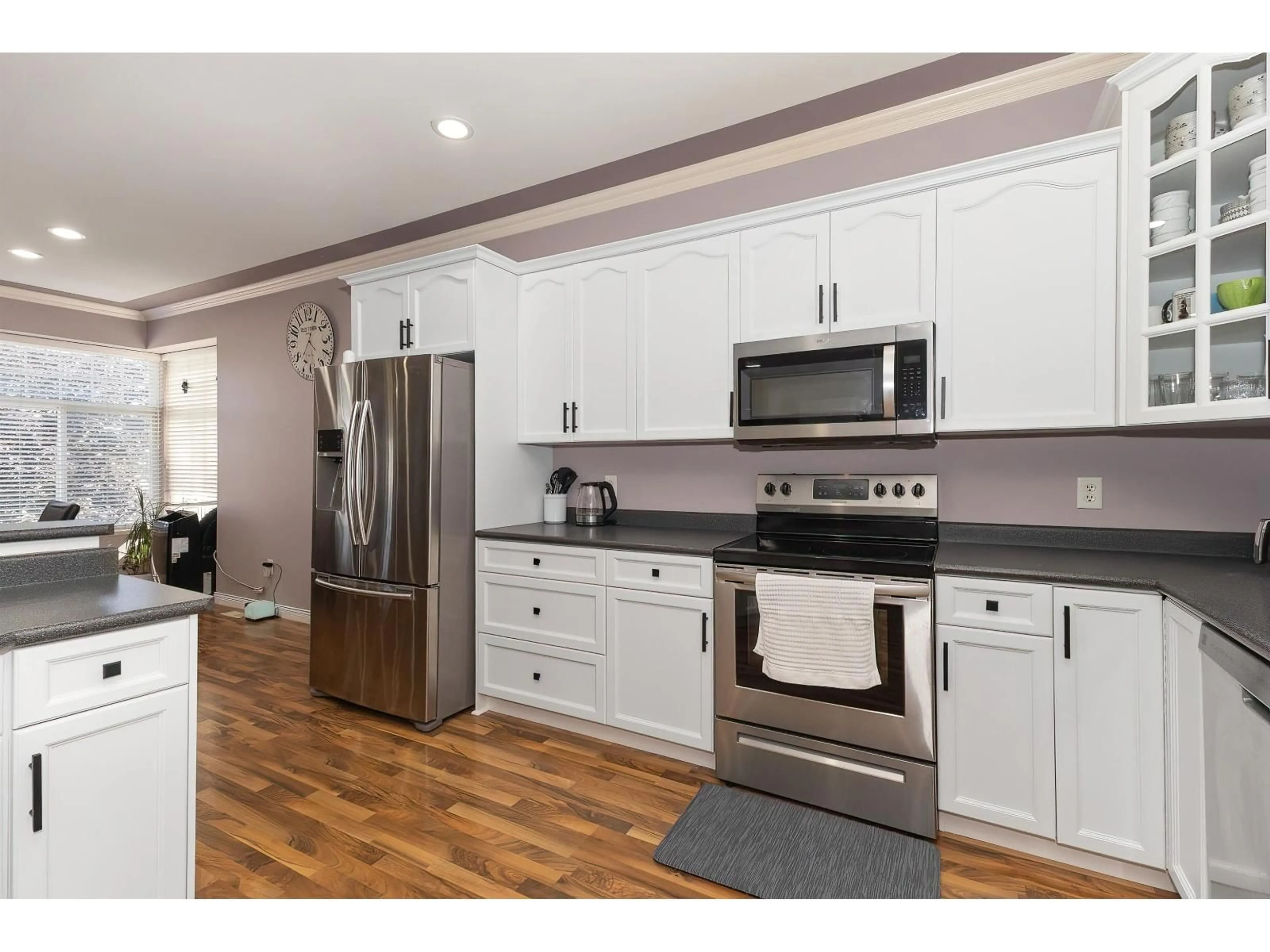 Open concept kitchen, wood/laminate floor for 33577 12TH AVENUE, Mission British Columbia V2V6Z6