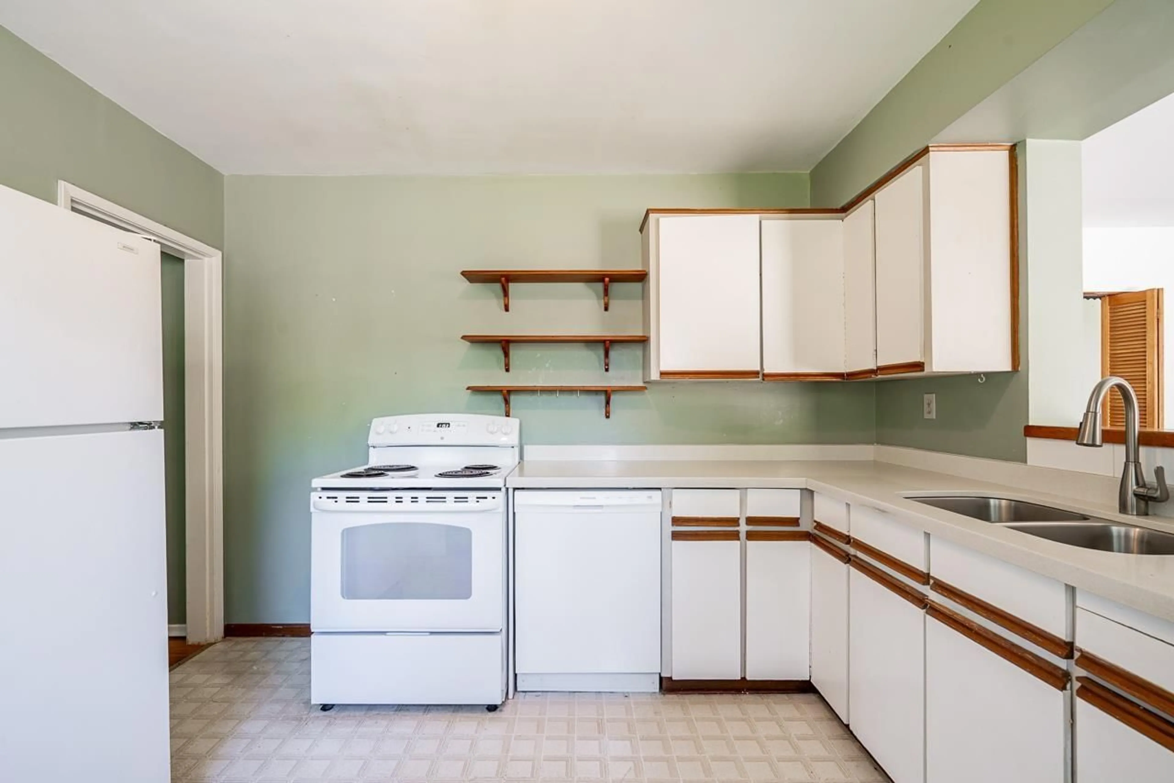 Standard kitchen, unknown for 15405 SEMIAHMOO AVENUE, White Rock British Columbia V4B1T6