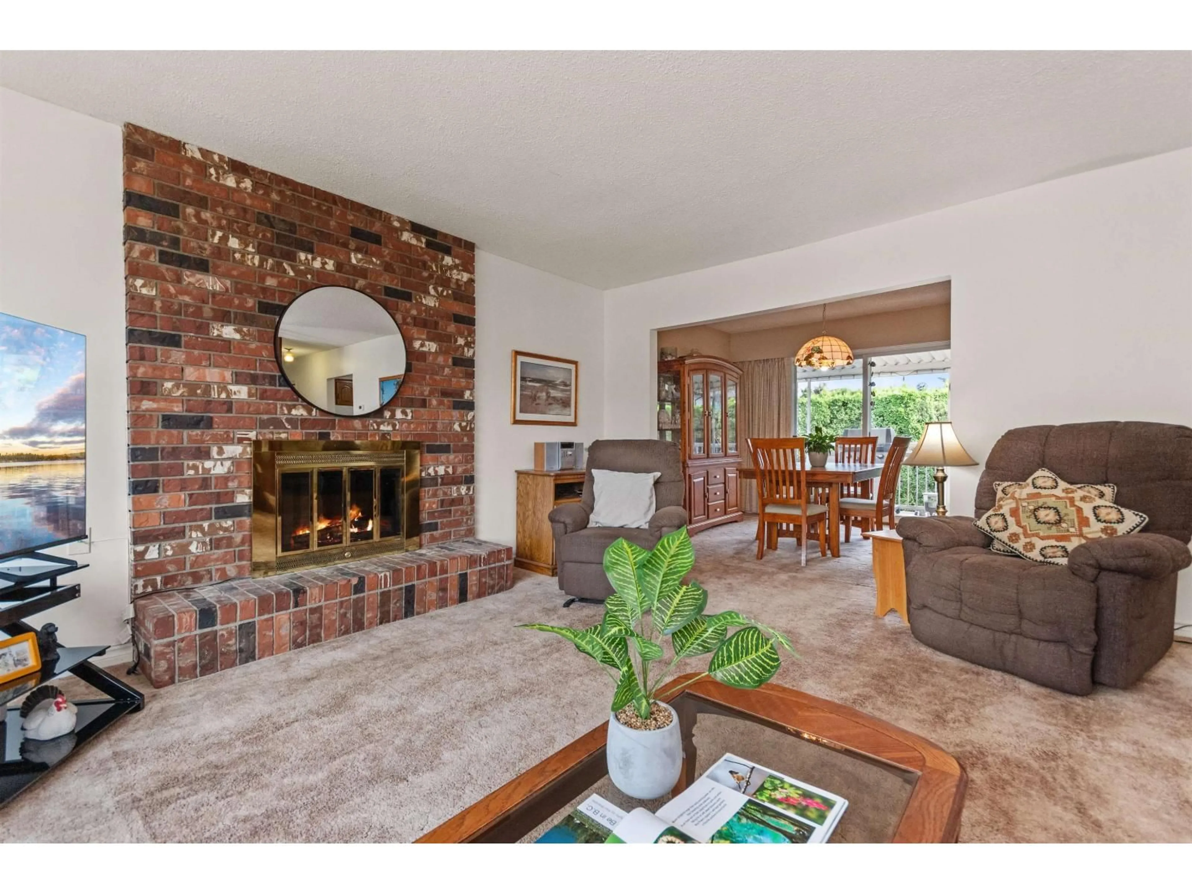 Living room with furniture, unknown for 45992 SILVER AVENUE, Chilliwack British Columbia V2R2P9