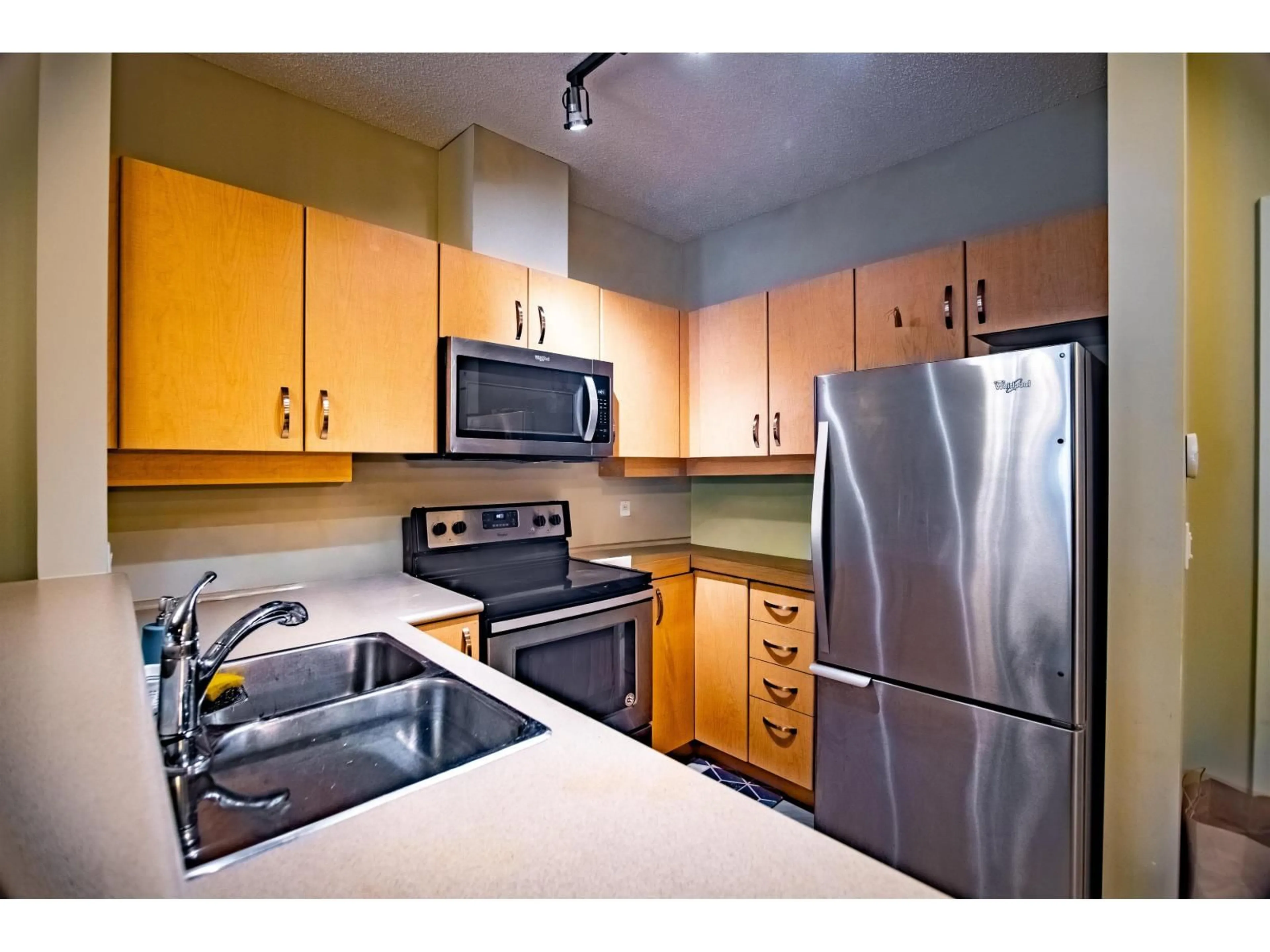Standard kitchen, unknown for 124 - 10838 CITY PARKWAY, Surrey British Columbia V3T5X9