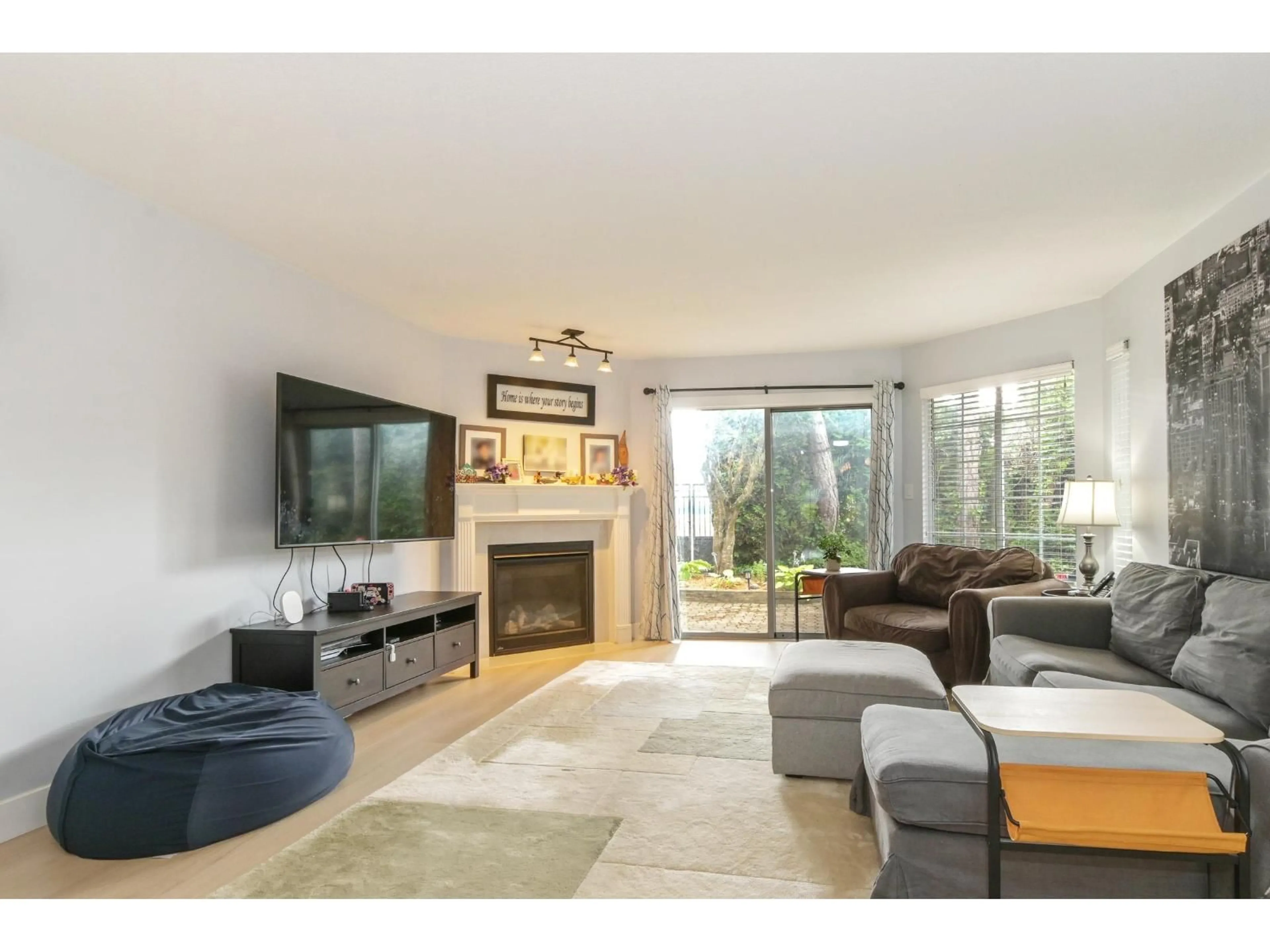 Living room with furniture, unknown for 102 - 16335 14 AVENUE, Surrey British Columbia V4A1H2