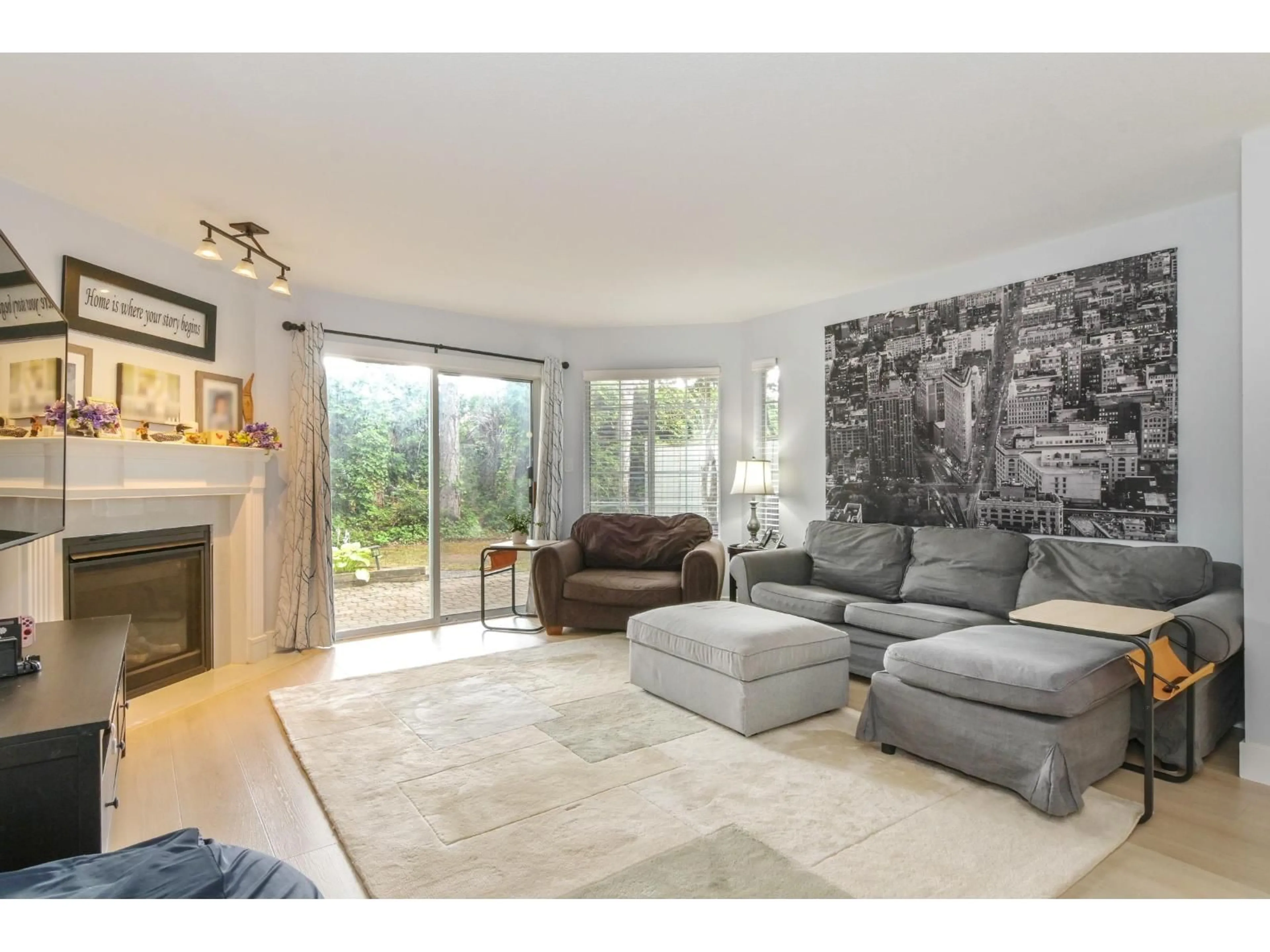 Living room with furniture, unknown for 102 - 16335 14 AVENUE, Surrey British Columbia V4A1H2