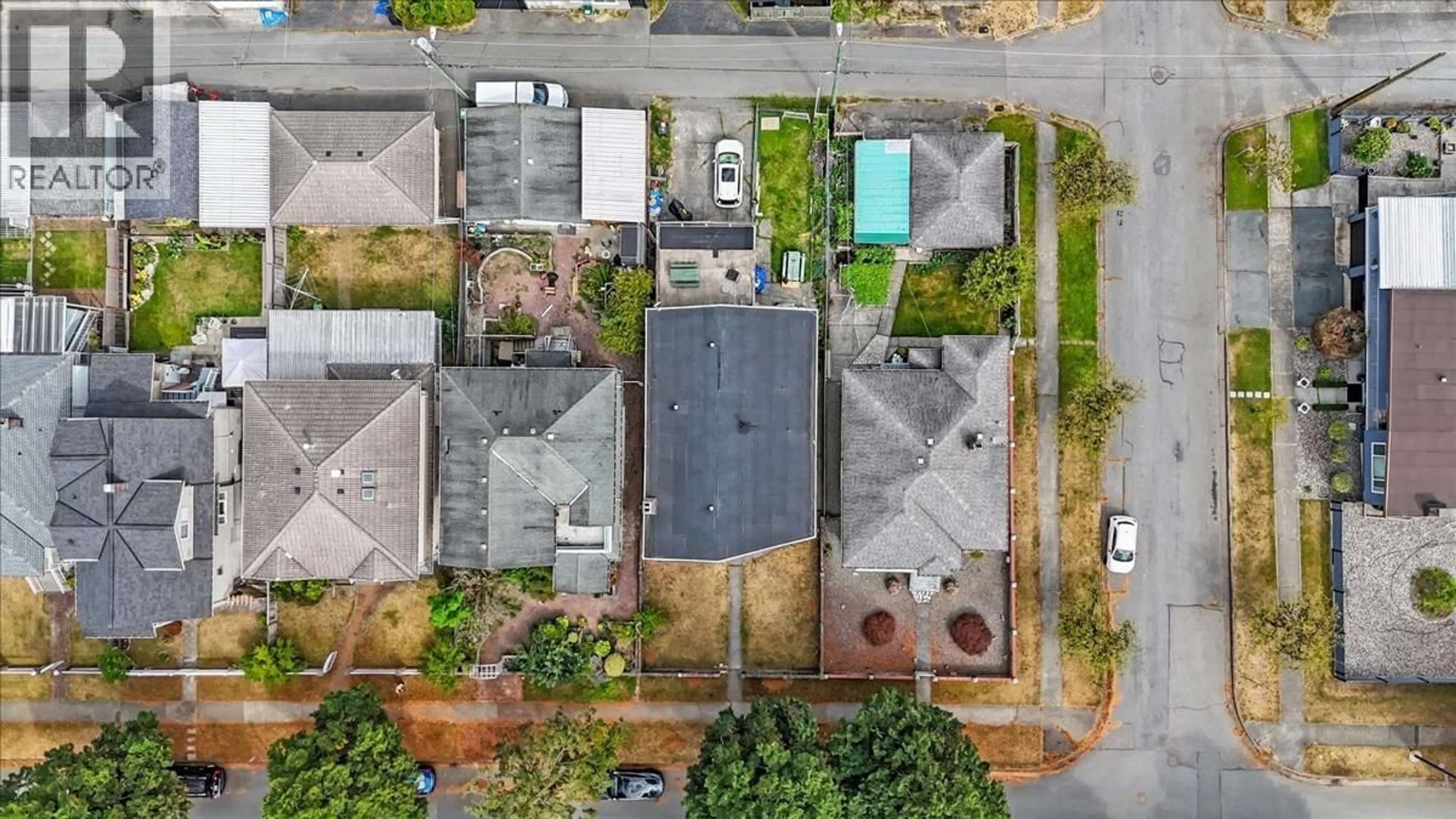 A pic from outside/outdoor area/front of a property/back of a property/a pic from drone, street for 2593 25TH AVENUE, Vancouver British Columbia V5R1H2