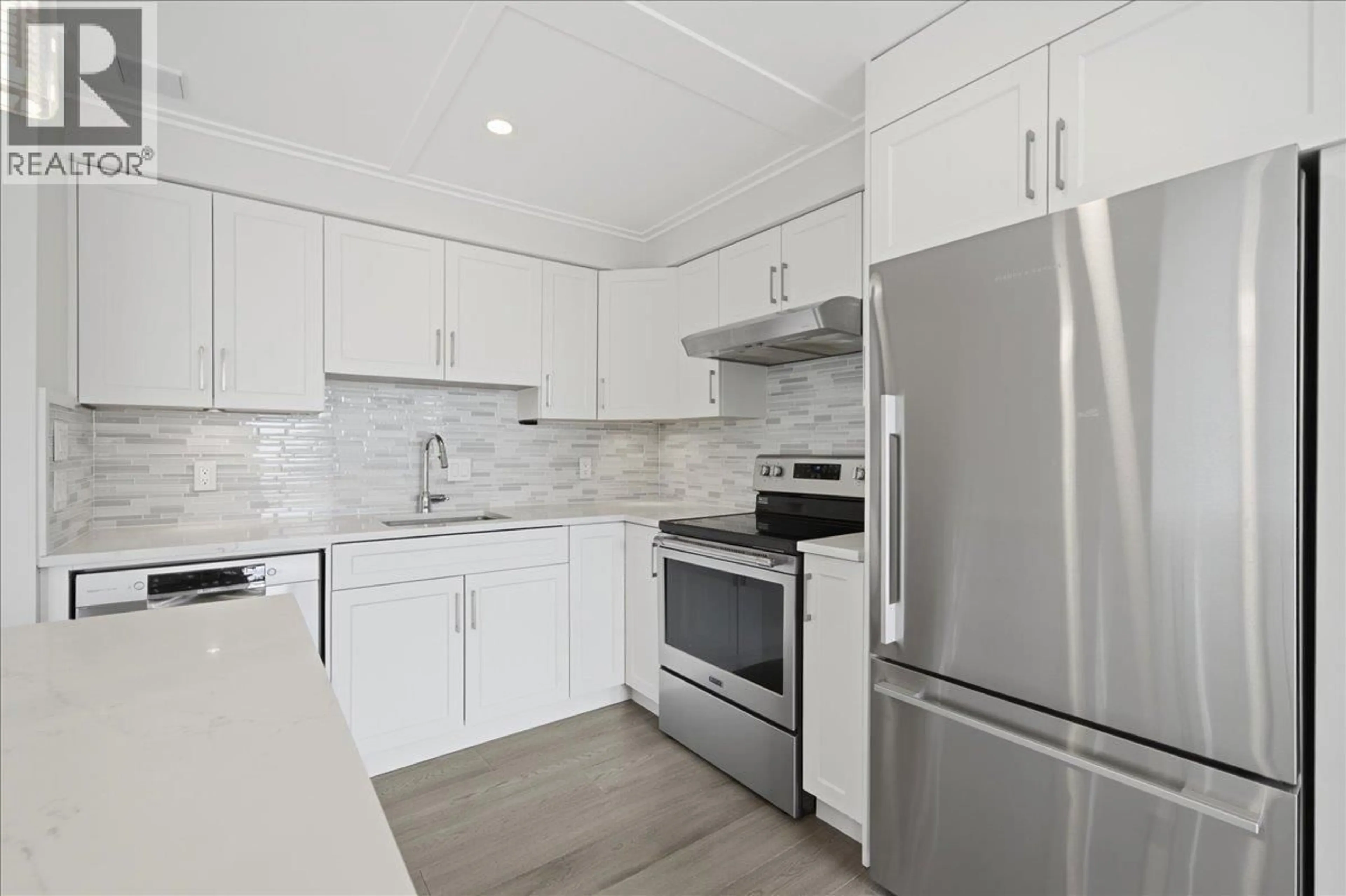 Standard kitchen, unknown for 802 - 1745 ESQUIMALT AVENUE, West Vancouver British Columbia V7V1R7