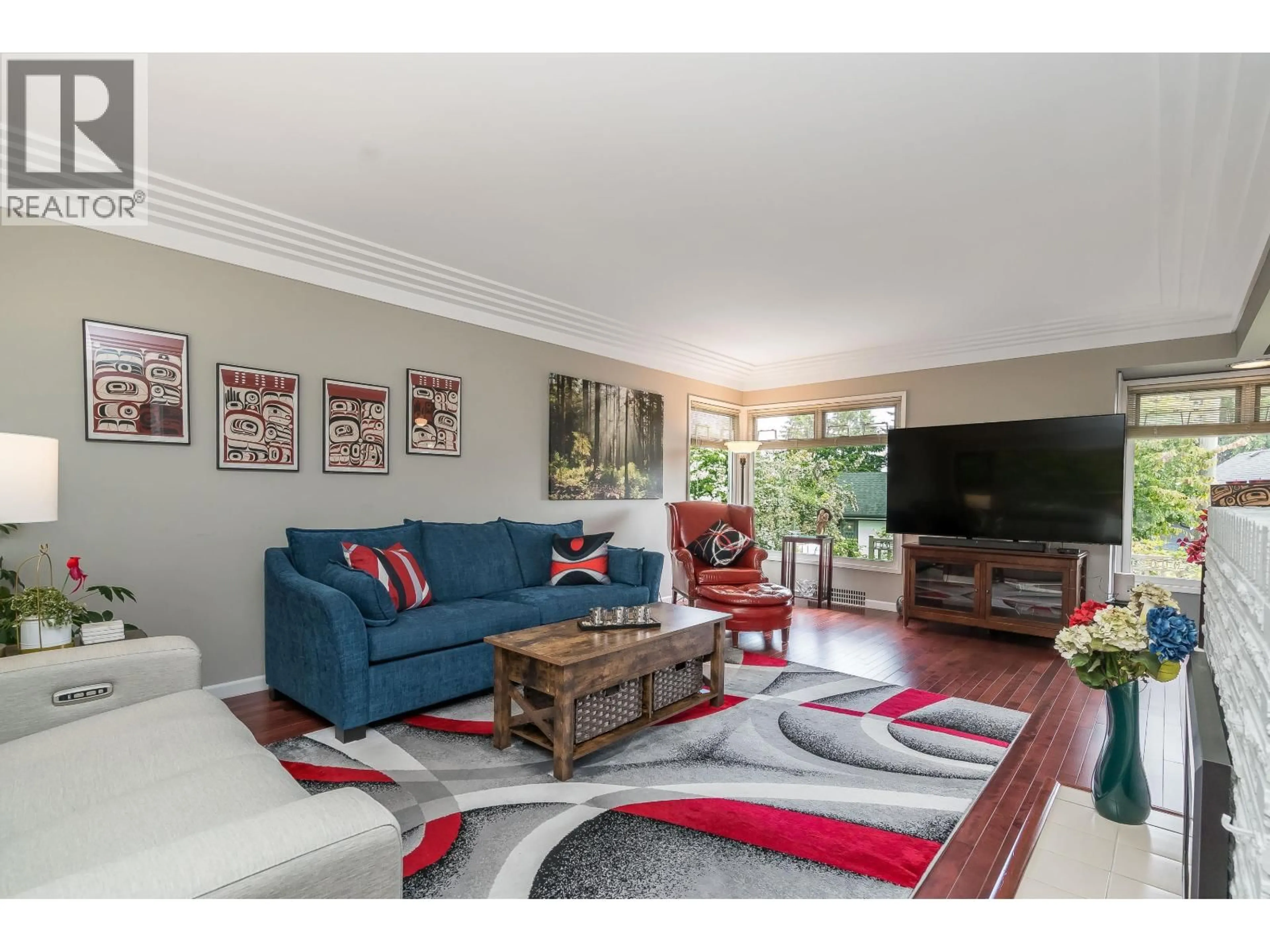 Living room with furniture, unknown for 324 CHURCHILL AVENUE, New Westminster British Columbia V3L4P6