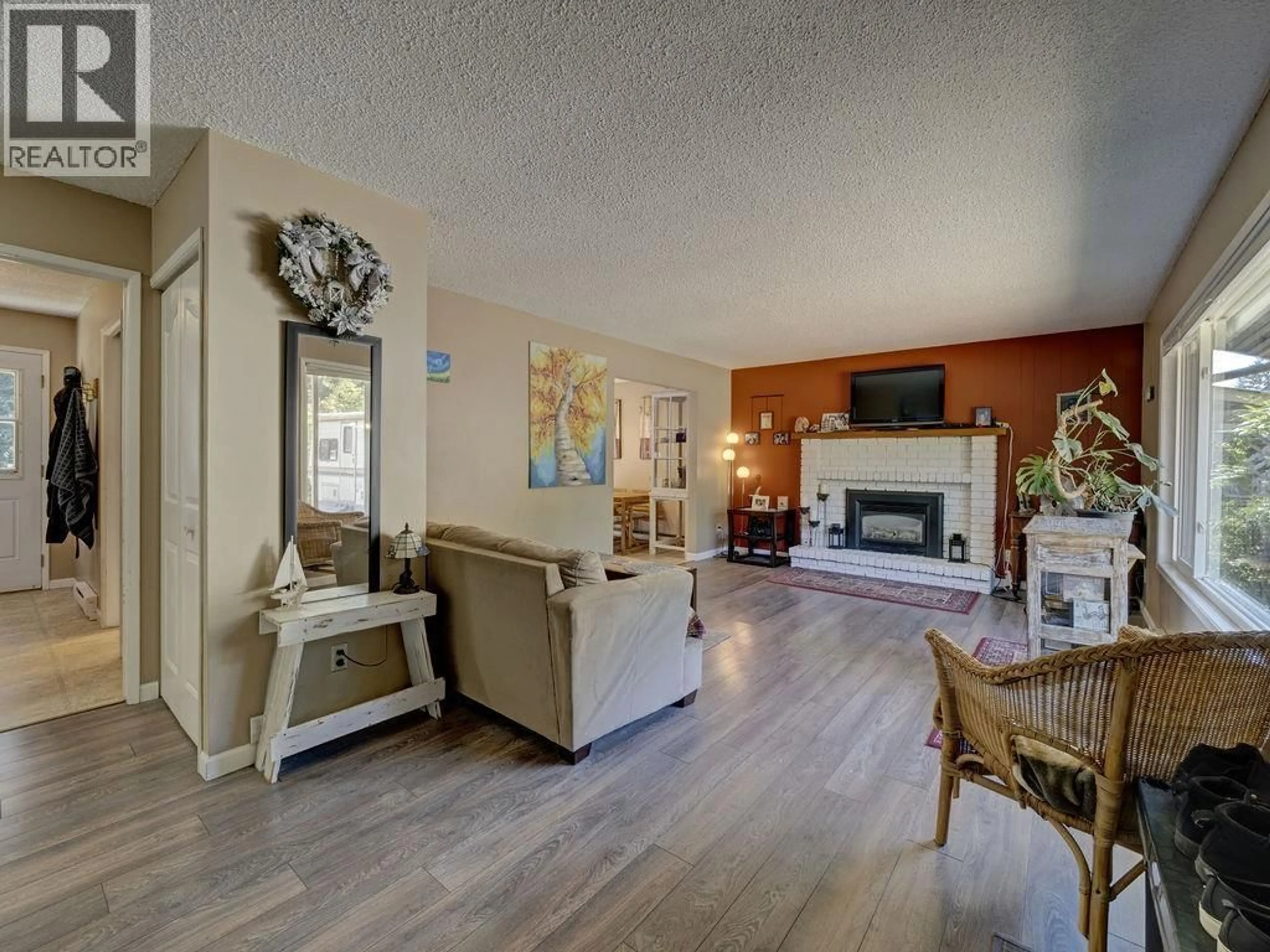 Living room with furniture, unknown for 3367 RICHARDS ROAD, Roberts Creek British Columbia V0N2W2
