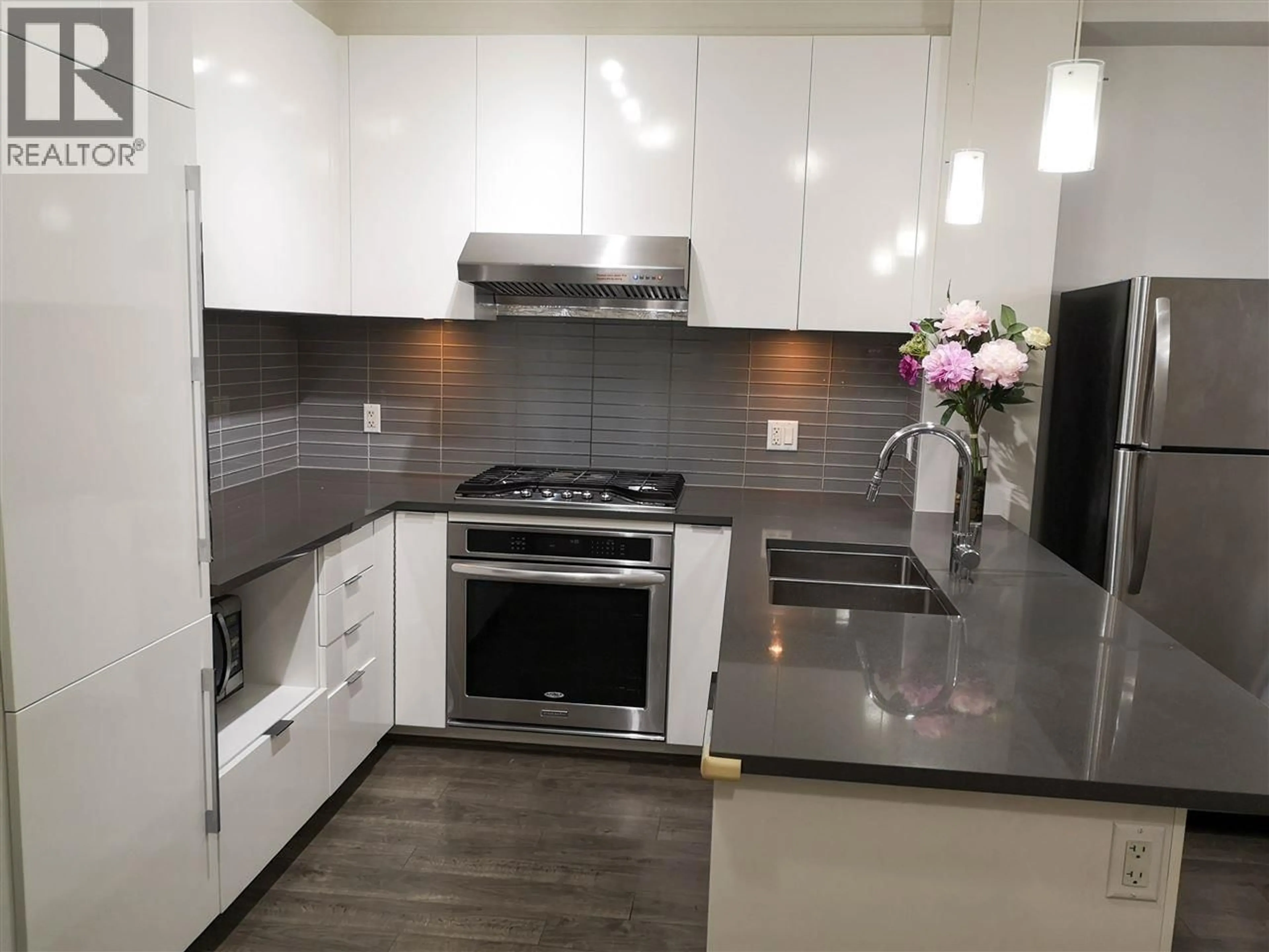 Contemporary kitchen, ceramic/tile floor for 118 - 9399 ALEXANDRA ROAD, Richmond British Columbia V6X0L7