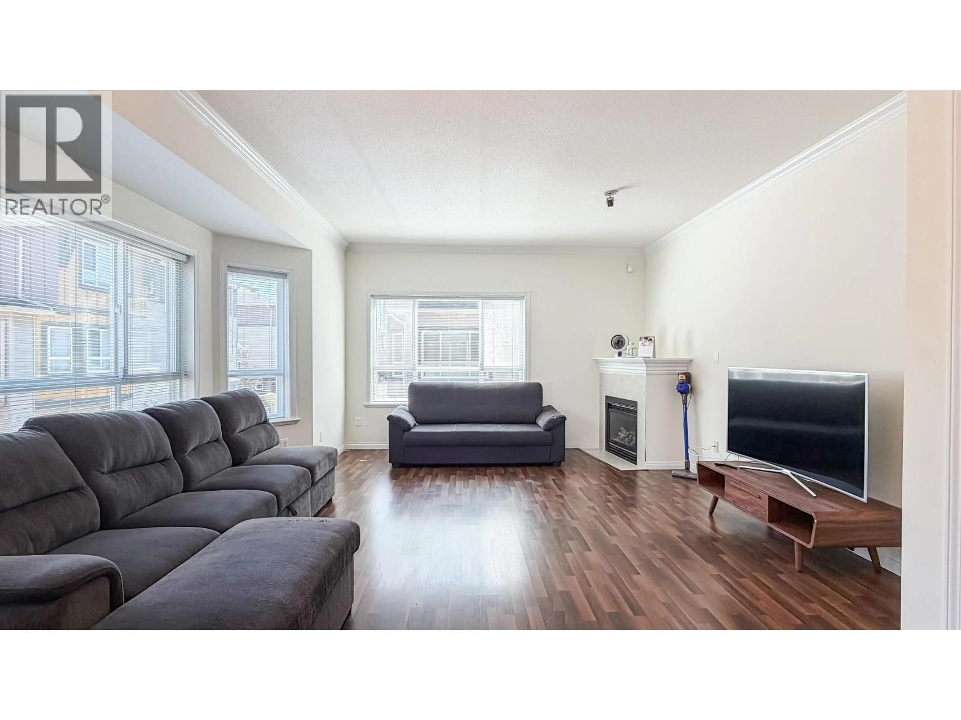 Living room with furniture, wood/laminate floor for 1 - 9420 FERNDALE ROAD, Richmond British Columbia V6Y0A7