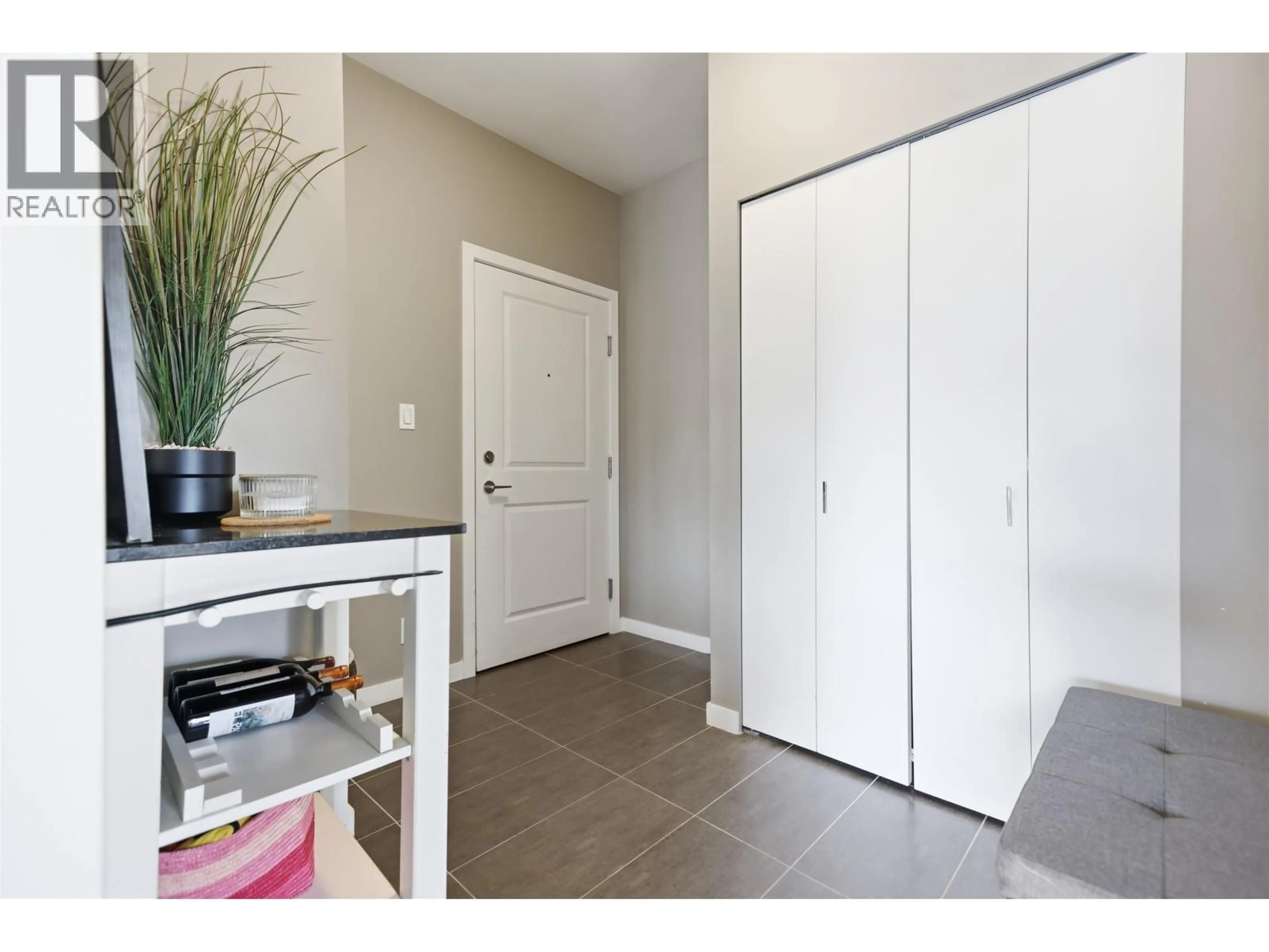 Indoor entryway for 206 - 288 HAMPTON STREET, New Westminster British Columbia V3M5L9