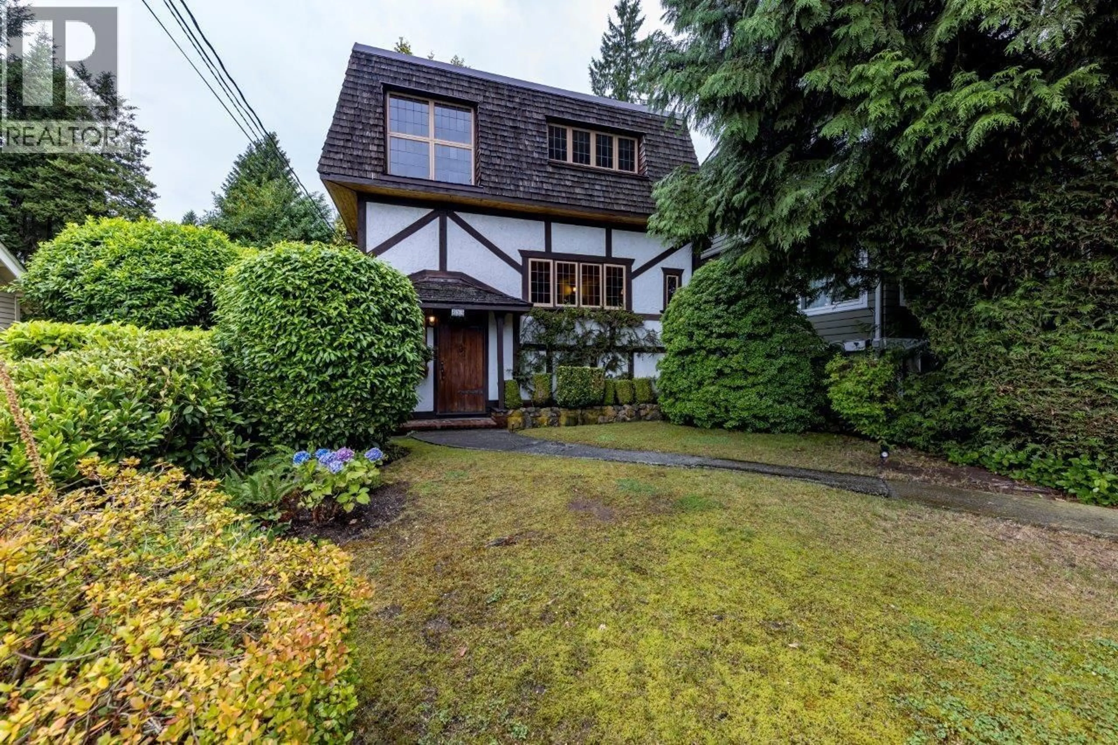 A pic from outside/outdoor area/front of a property/back of a property/a pic from drone, street for 292 ST. JAMES ROAD, North Vancouver British Columbia V7N1L2