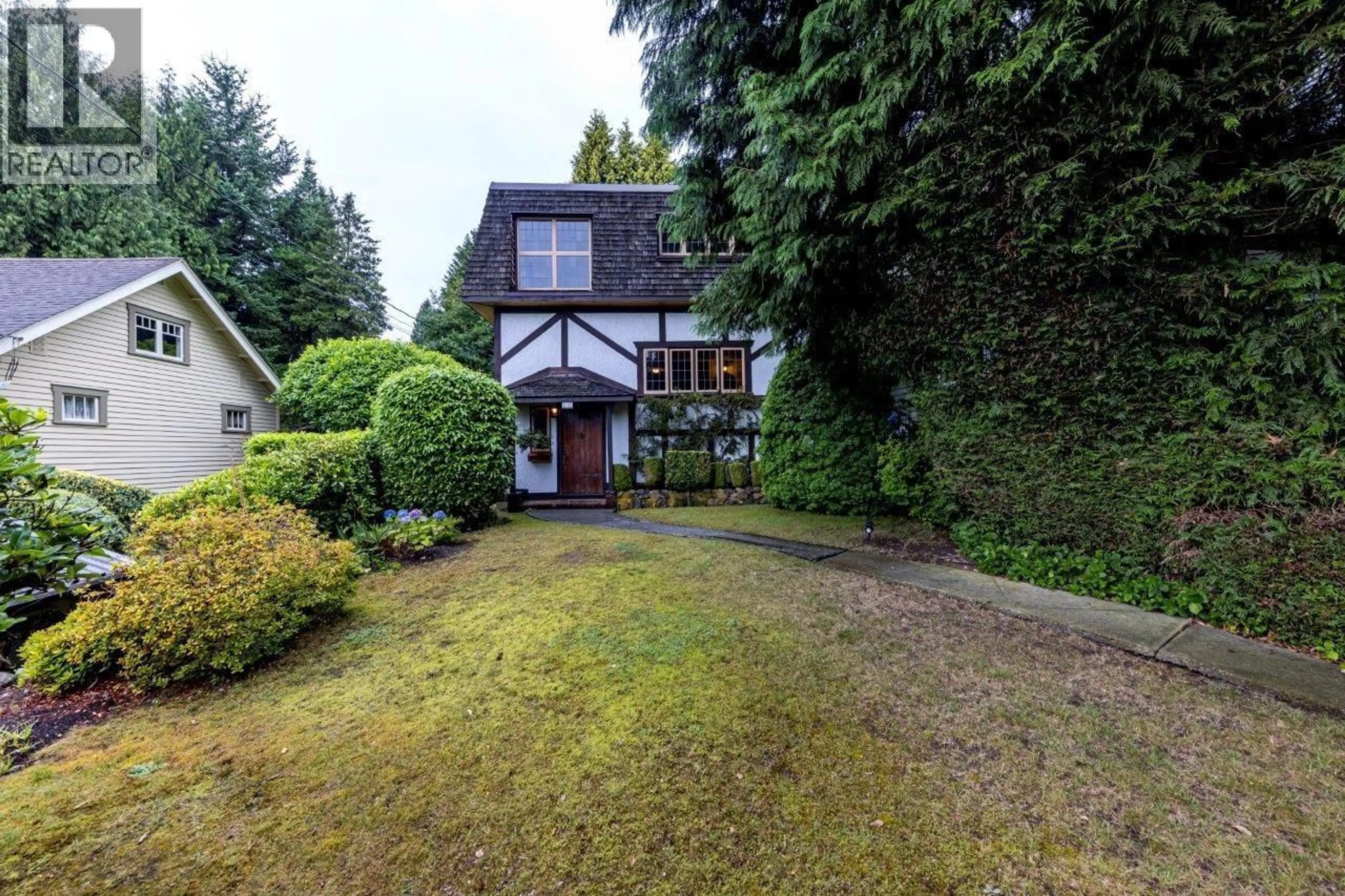 A pic from outside/outdoor area/front of a property/back of a property/a pic from drone, street for 292 ST. JAMES ROAD, North Vancouver British Columbia V7N1L2