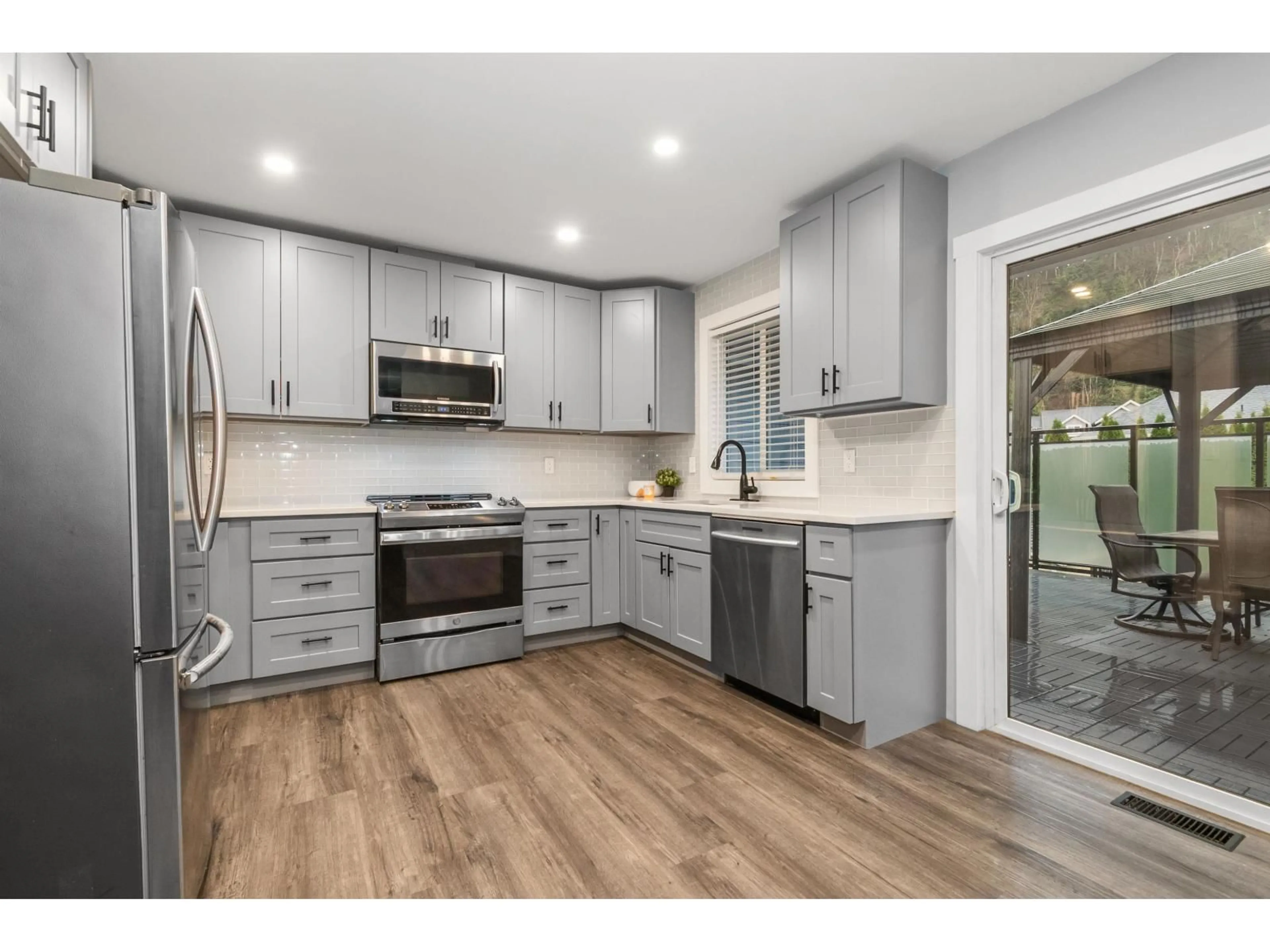 Open concept kitchen, wood/laminate floor for 10148 BEAVER CRESCENT, Chilliwack British Columbia V2P7X4
