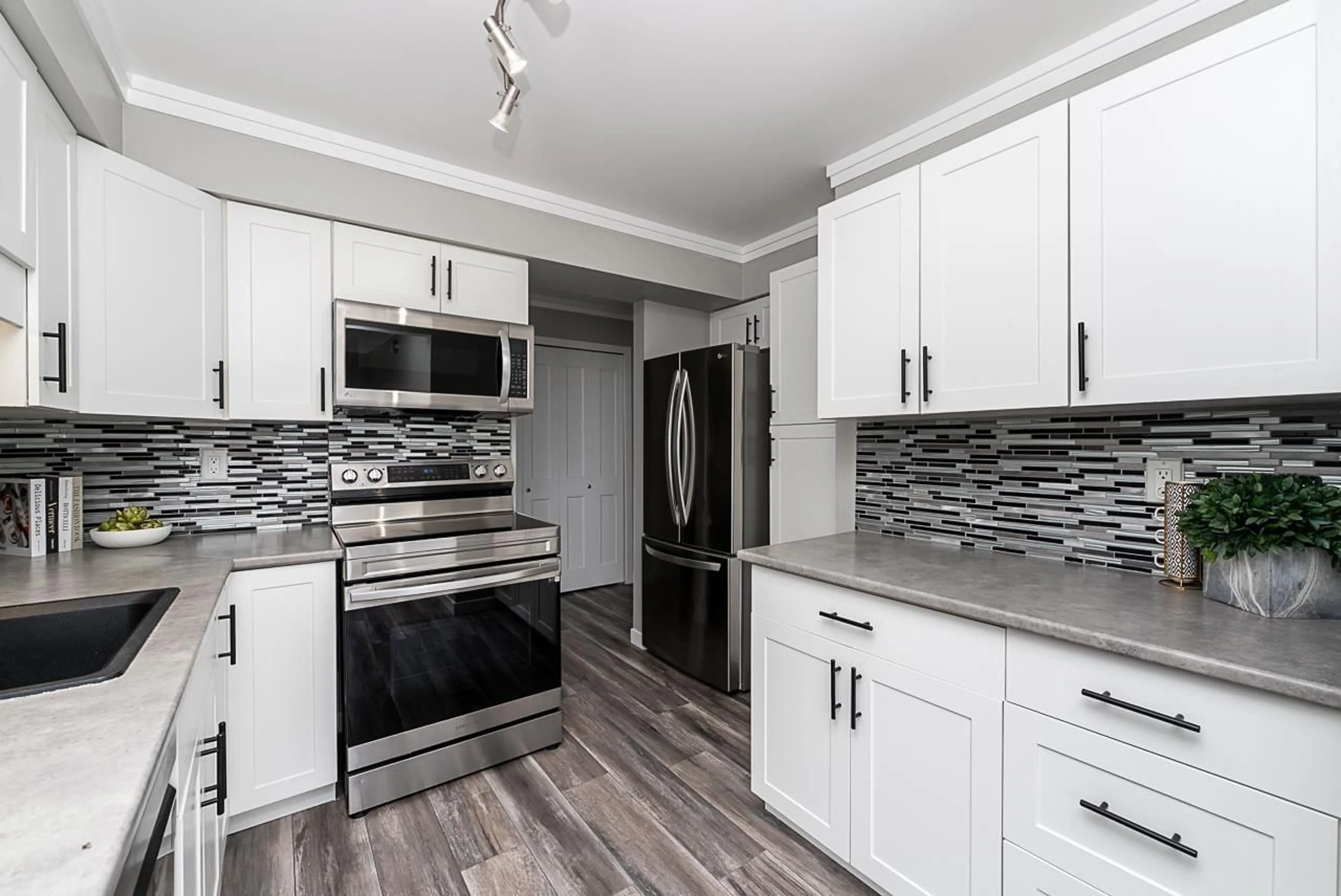 Open concept kitchen, unknown for 817 - 31955 OLD YALE ROAD, Abbotsford British Columbia V2T4N1