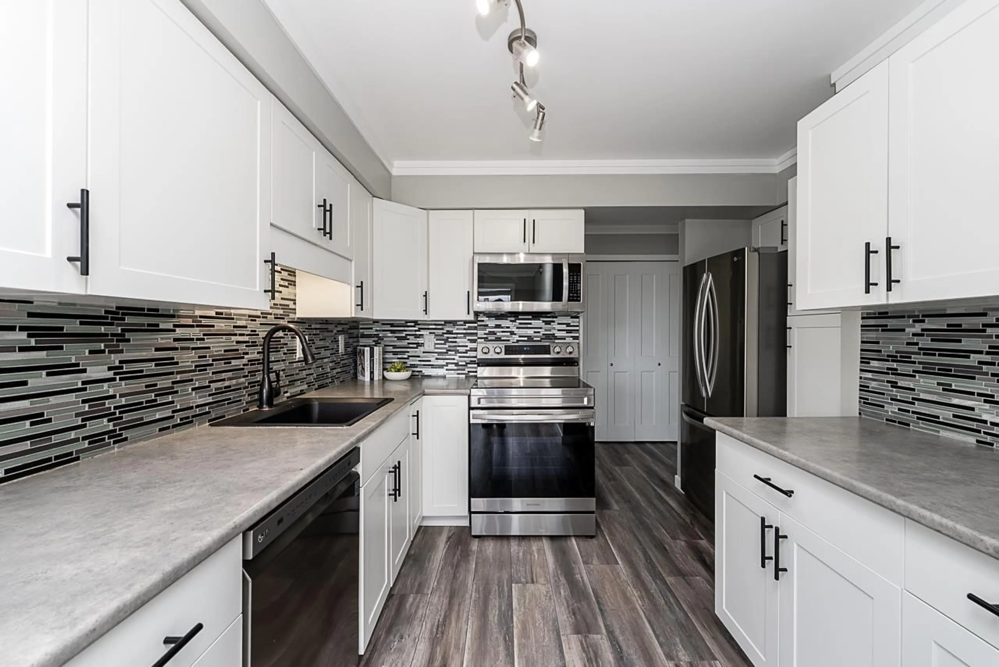Open concept kitchen, unknown for 817 - 31955 OLD YALE ROAD, Abbotsford British Columbia V2T4N1