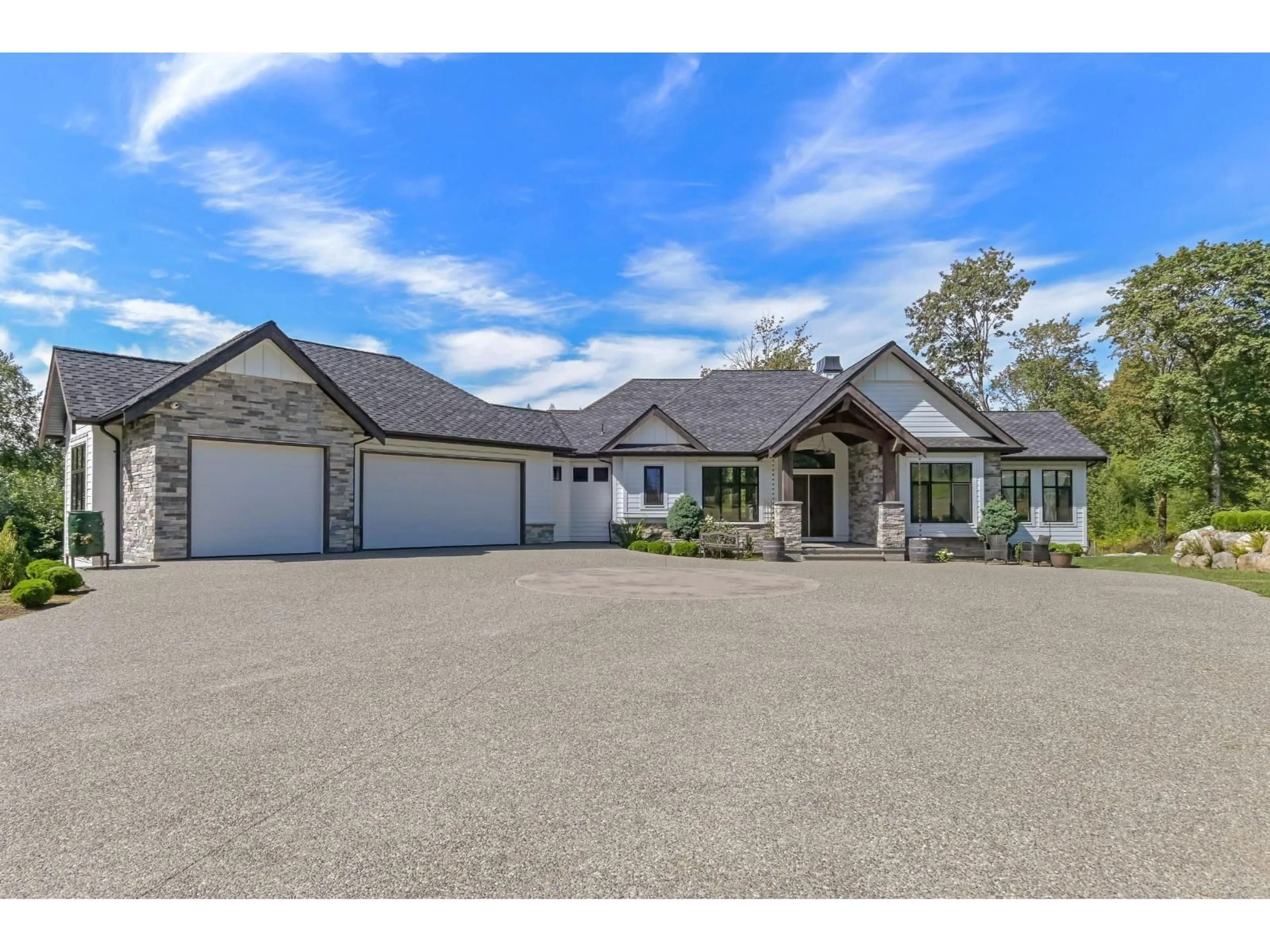 A pic from outside/outdoor area/front of a property/back of a property/a pic from drone, street for 30675 SILVERHILL AVENUE, Mission British Columbia V4S1G9