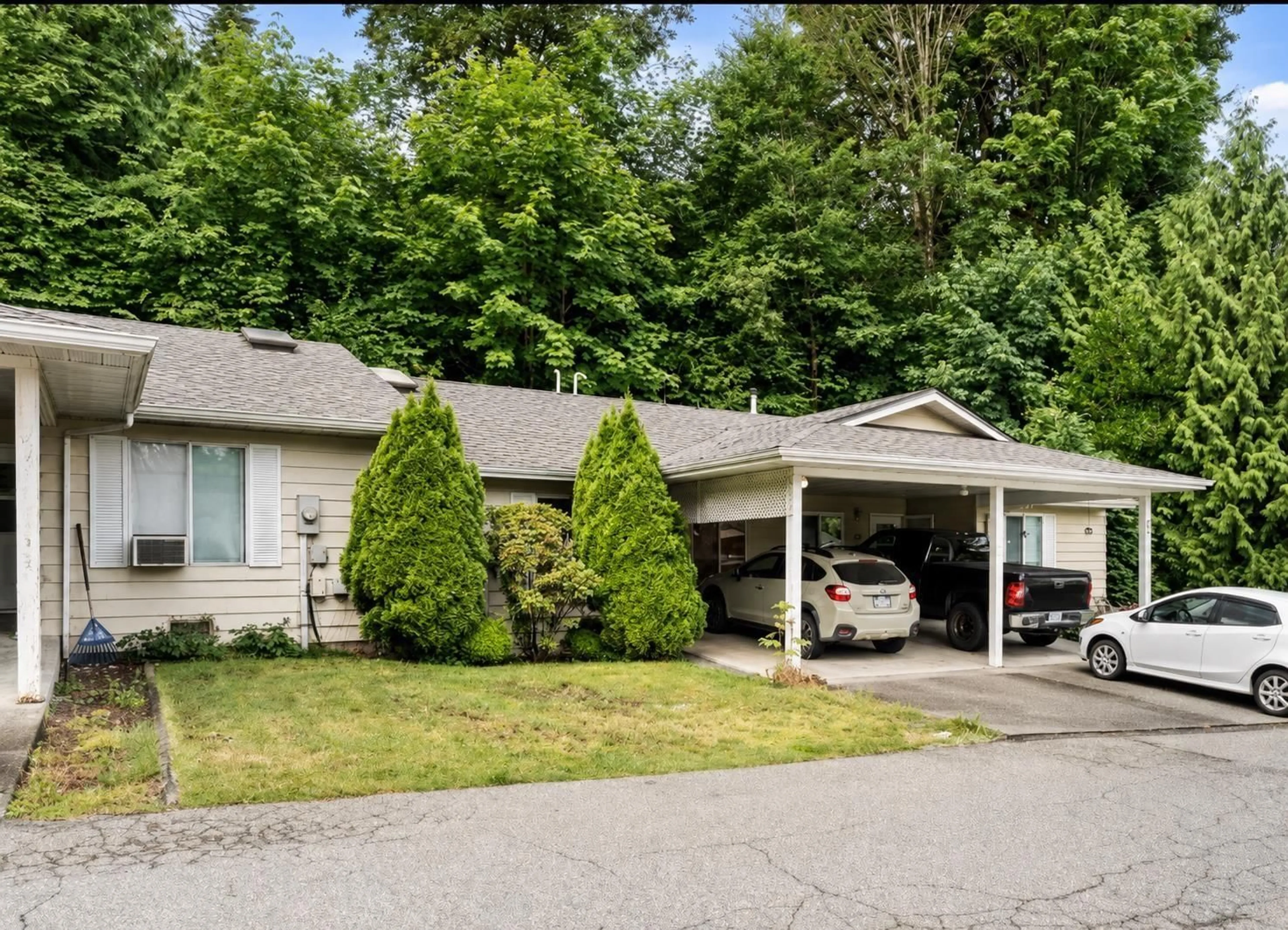 Home with vinyl exterior material, street for 19 - 3350 ELMWOOD DRIVE, Abbotsford British Columbia V2S6B2