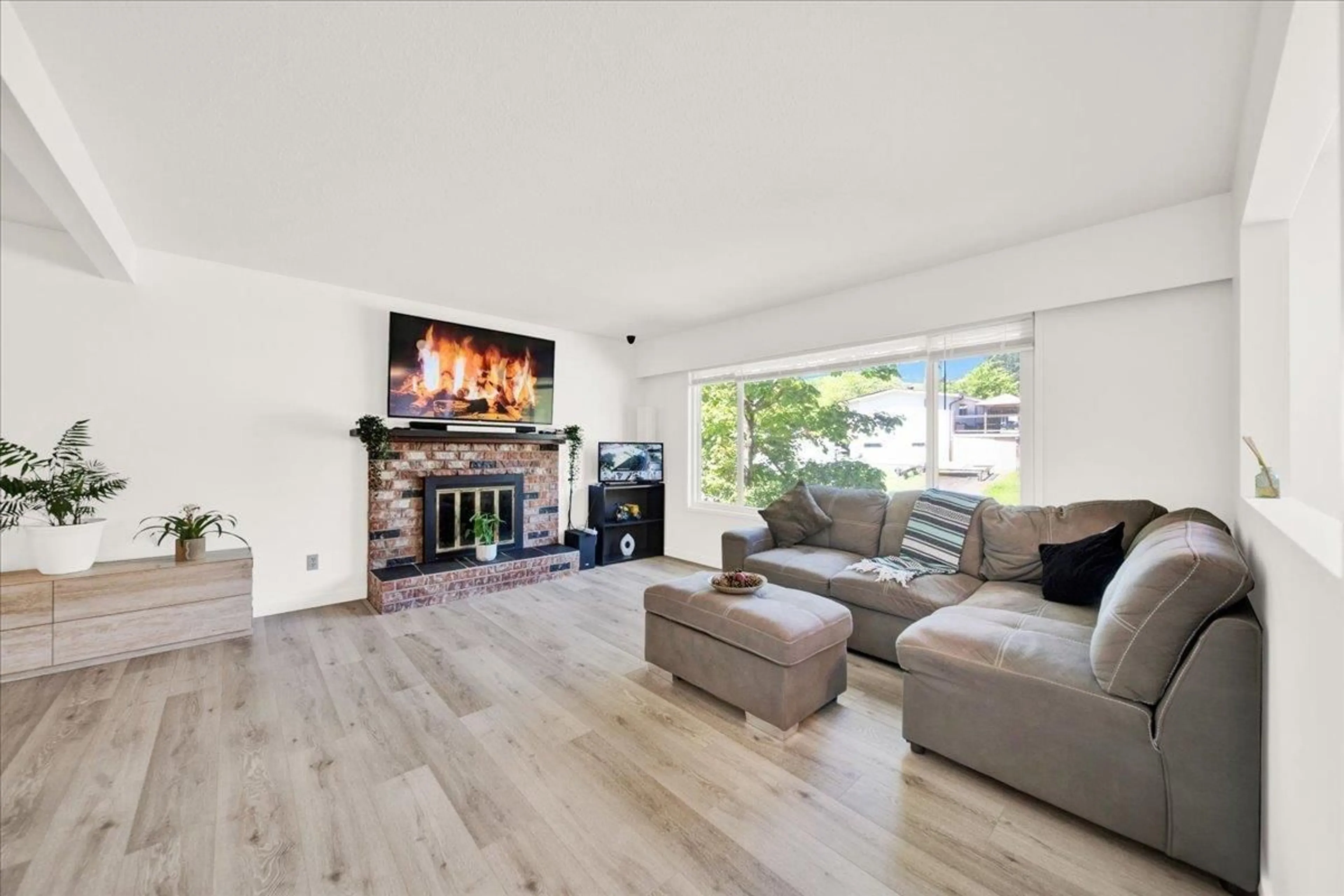 Living room with furniture, wood/laminate floor for 32410 DIAMOND AVENUE, Mission British Columbia V2V1M2