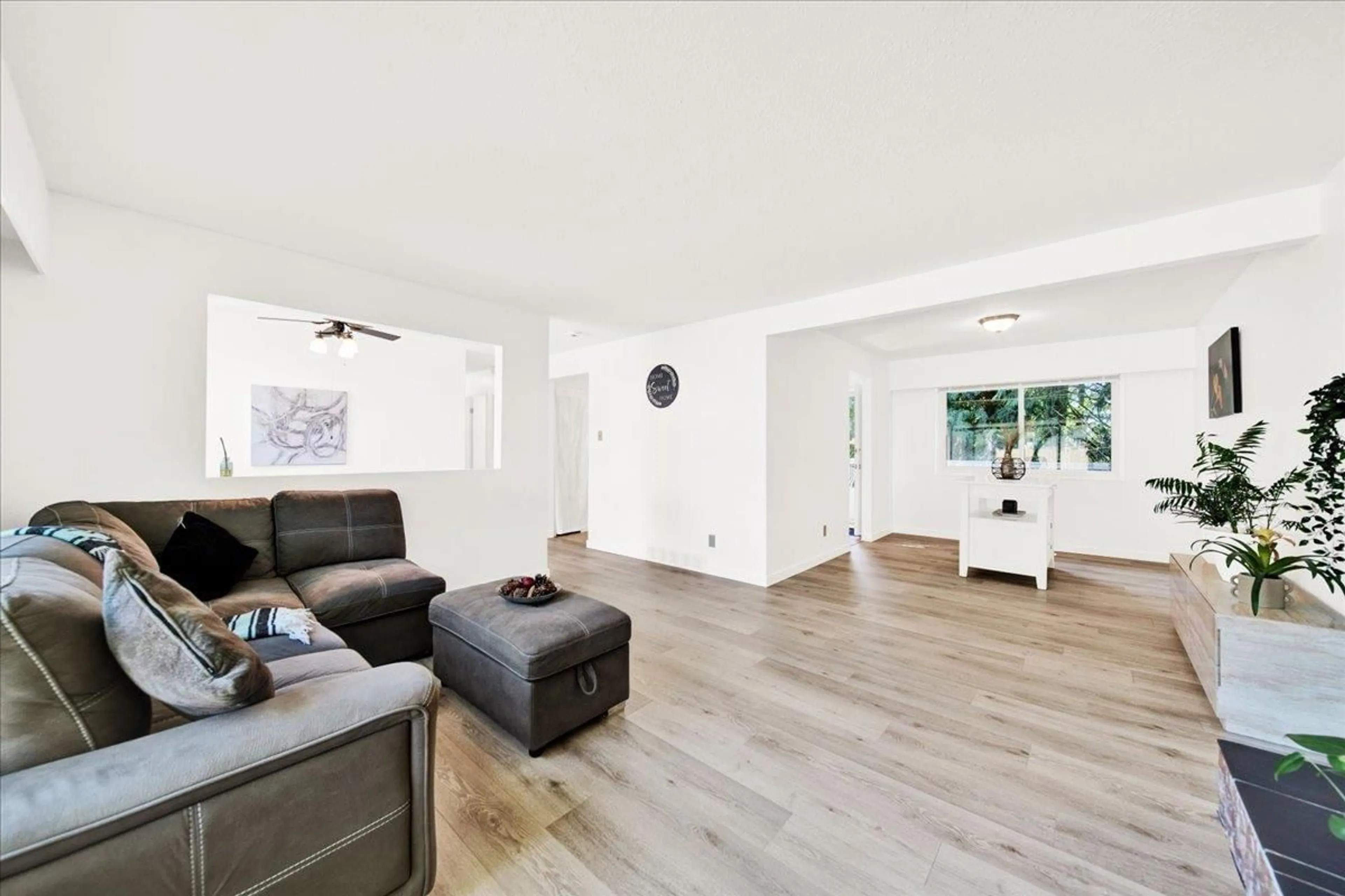 Living room with furniture, wood/laminate floor for 32410 DIAMOND AVENUE, Mission British Columbia V2V1M2