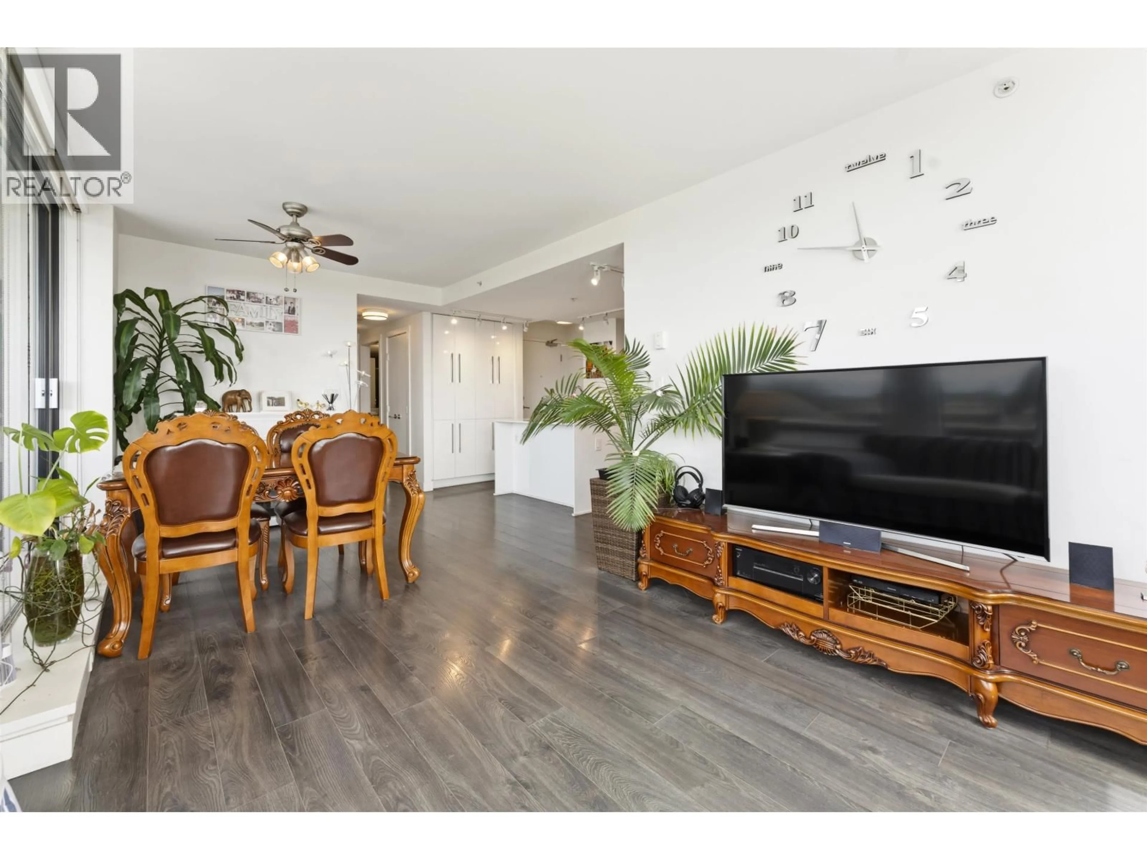 Living room with furniture, wood/laminate floor for 404 - 188 AGNES STREET, New Westminster British Columbia V3L0H6