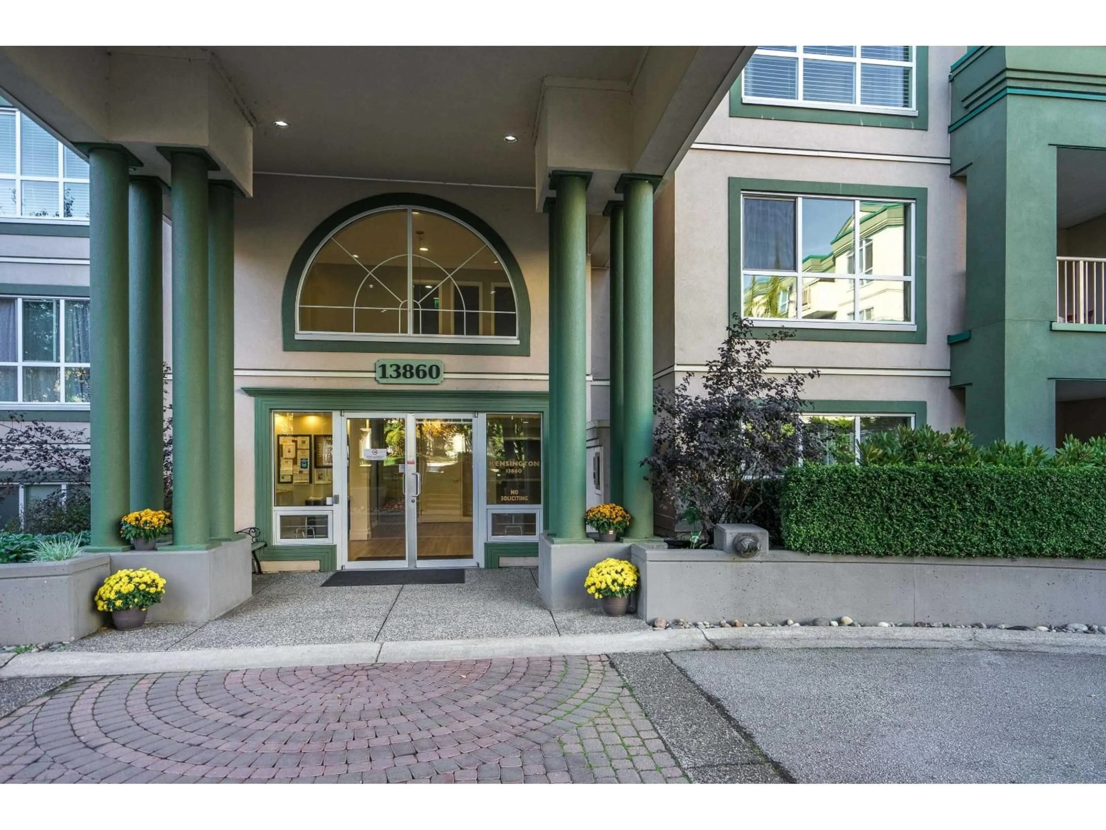Indoor foyer for 207 - 13860 70 AVENUE, Surrey British Columbia V3W0S1
