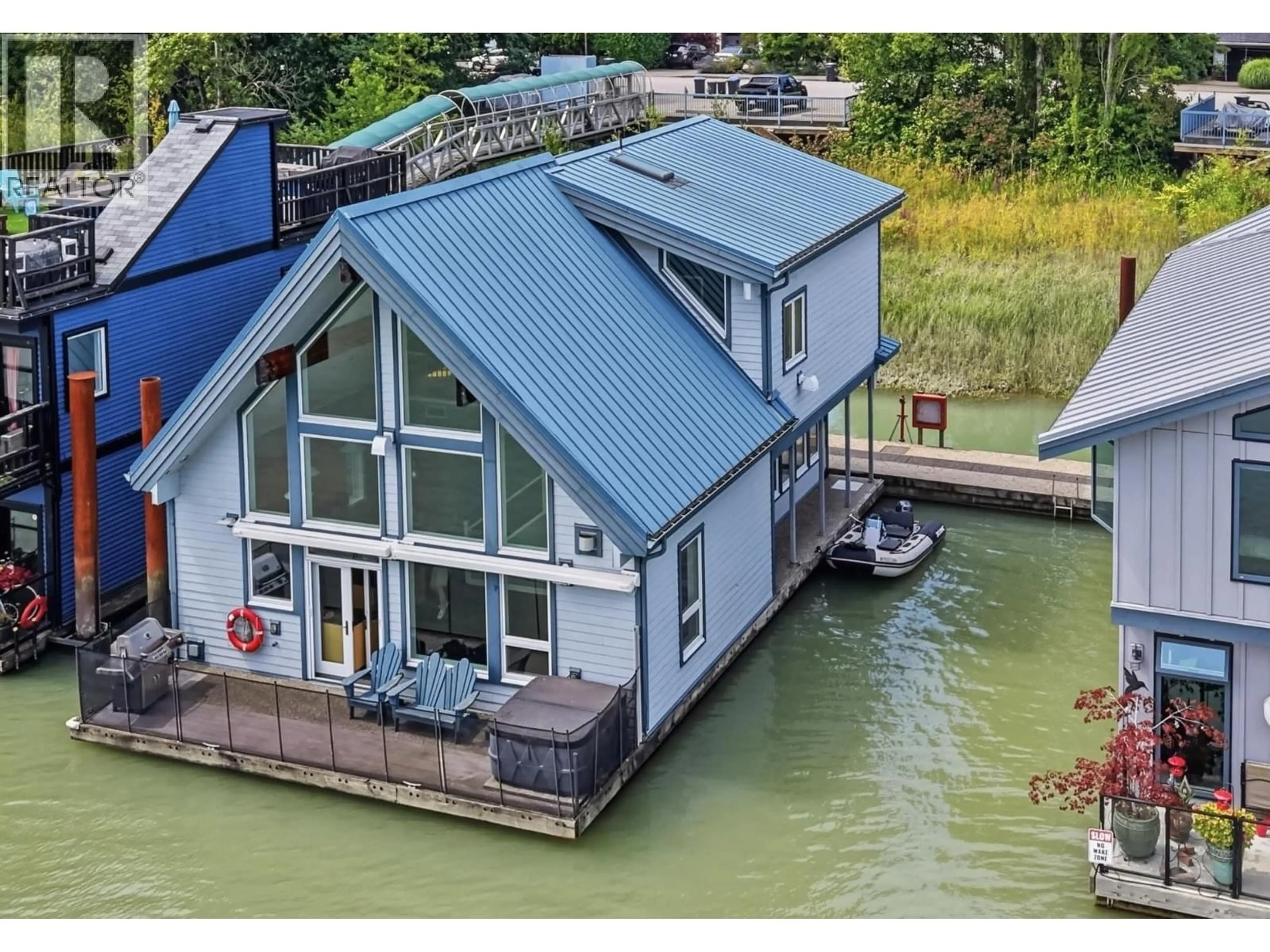 A pic from outside/outdoor area/front of a property/back of a property/a pic from drone, water/lake/river/ocean view for 11 - 700 SOUTH DYKE ROAD, New Westminster British Columbia V3M4Z8