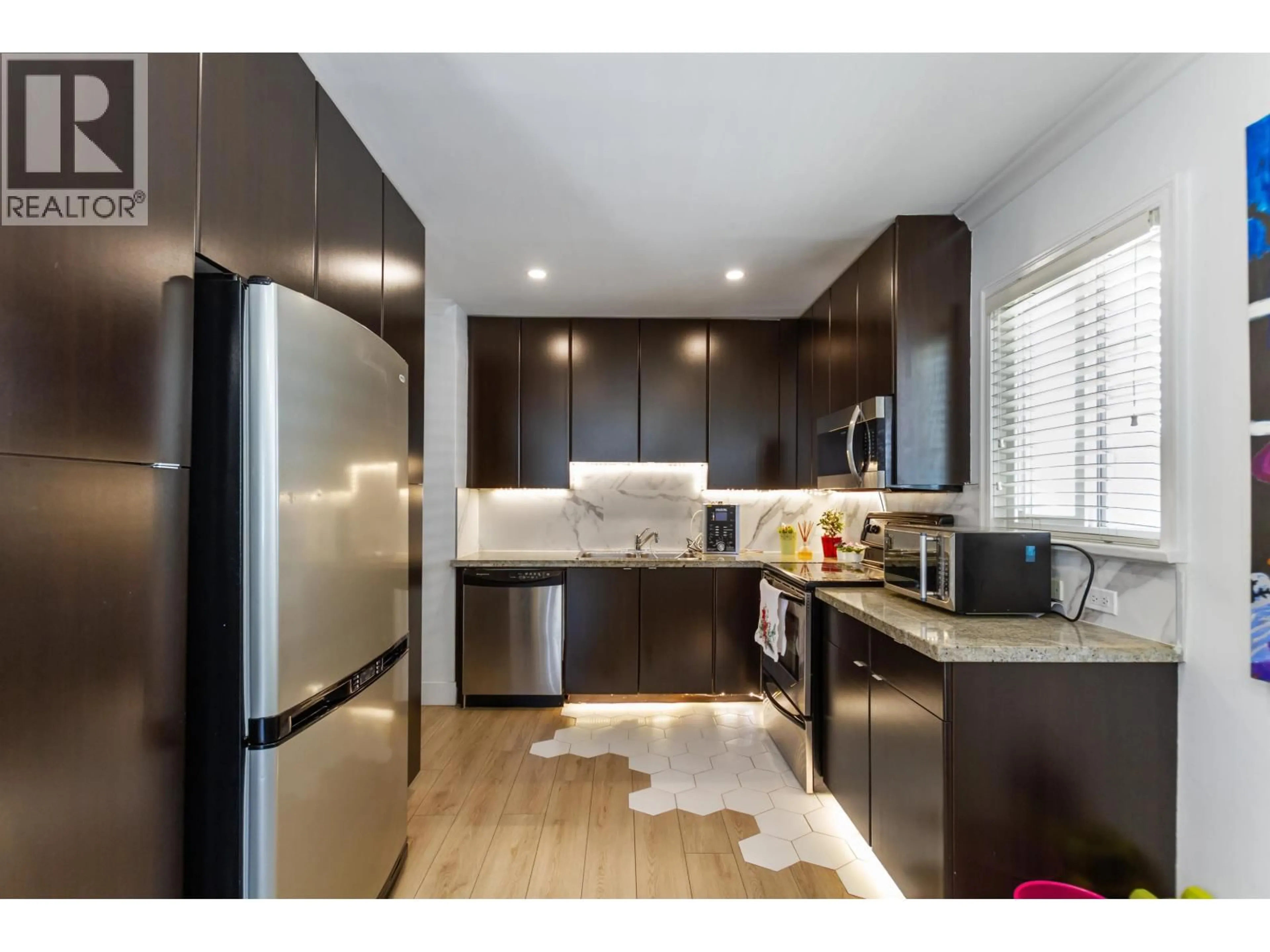 Open concept kitchen, wood/laminate floor for 136 45TH AVENUE, Vancouver British Columbia V5W1W9