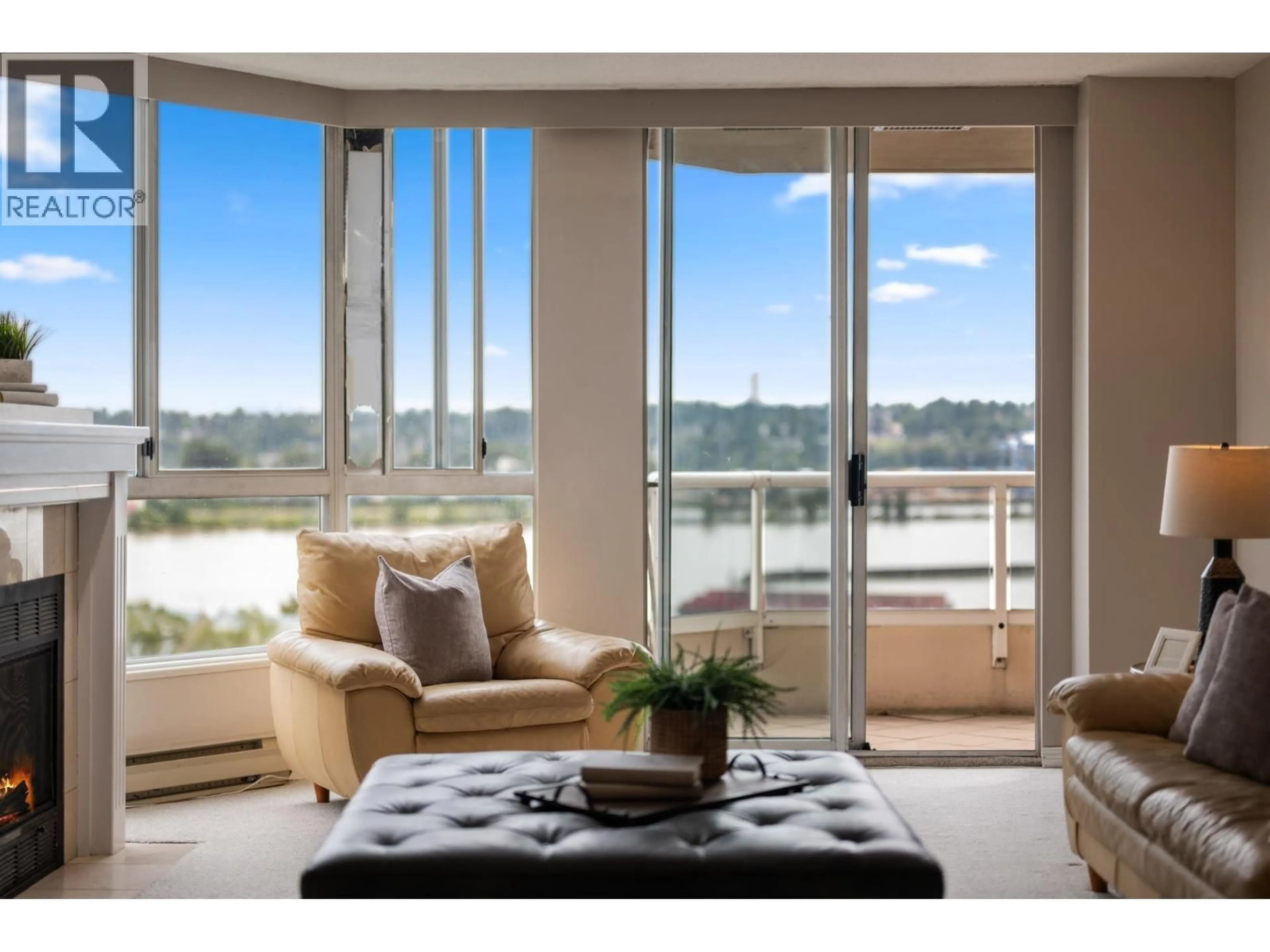 Living room with furniture, unknown for 1505 - 1235 QUAYSIDE DRIVE, New Westminster British Columbia V3M6J5