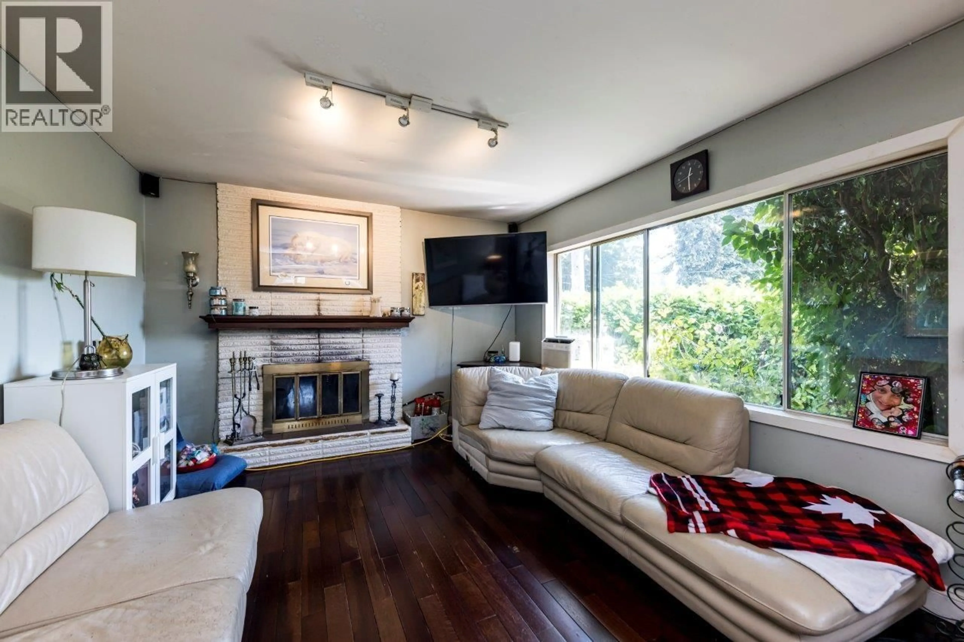 Living room with furniture, unknown for 1737 LARSON ROAD, North Vancouver British Columbia V7M2Z4