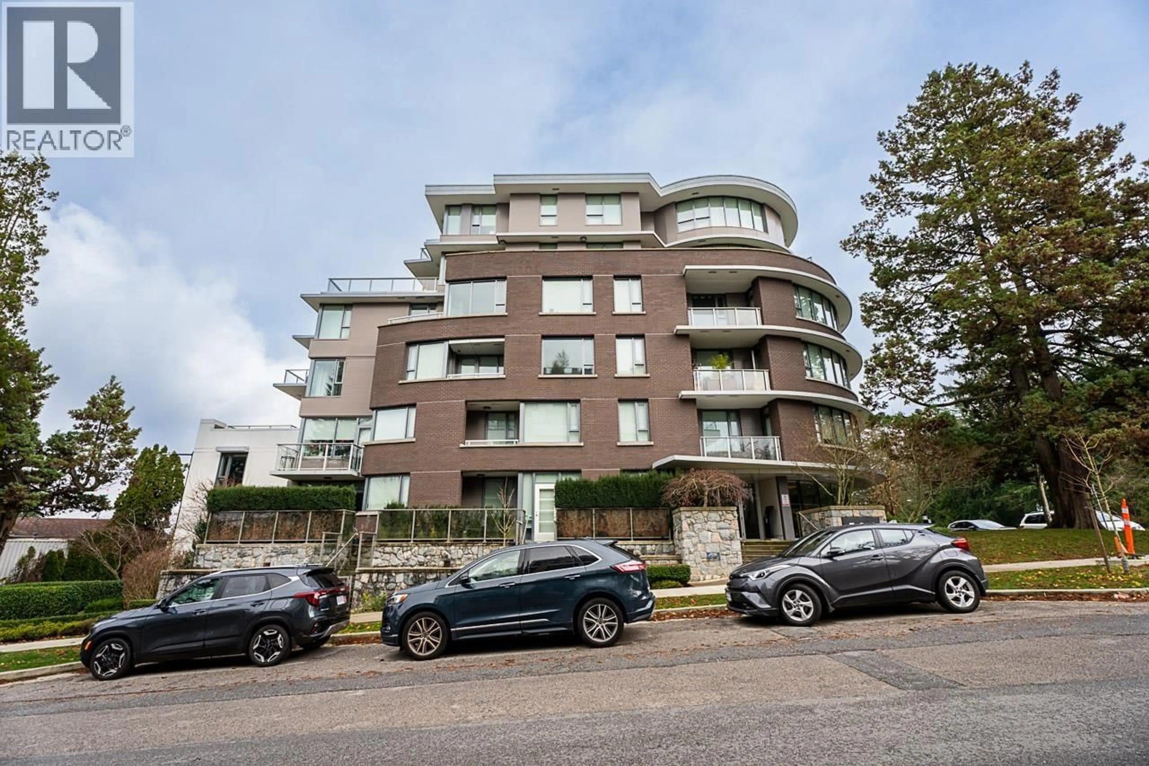 Indoor foyer for 301 - 505 30TH AVENUE, Vancouver British Columbia V5Z0G4