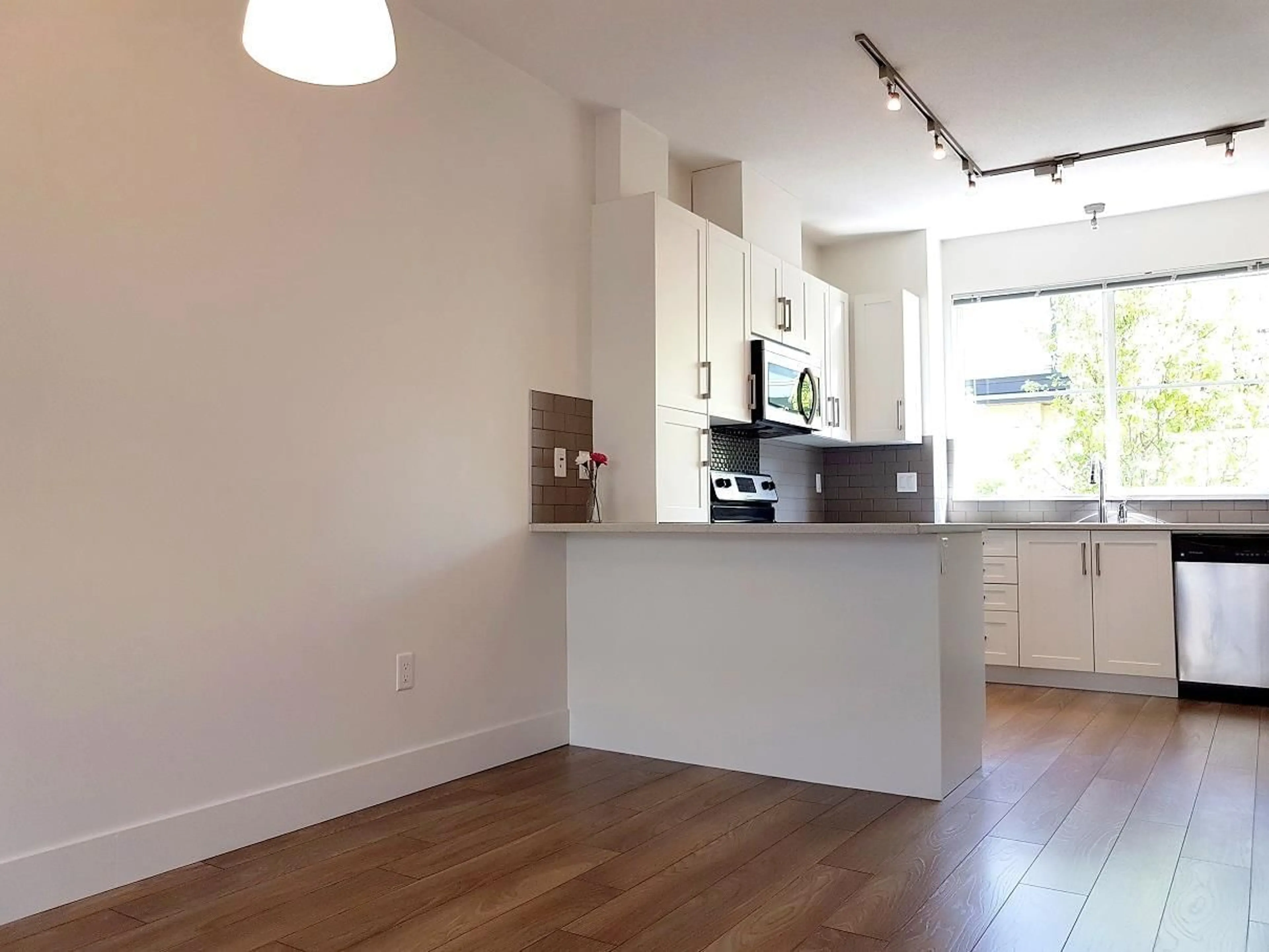Open concept kitchen, wood/laminate floor for 61 - 19477 72A AVENUE, Surrey British Columbia V4N6M2