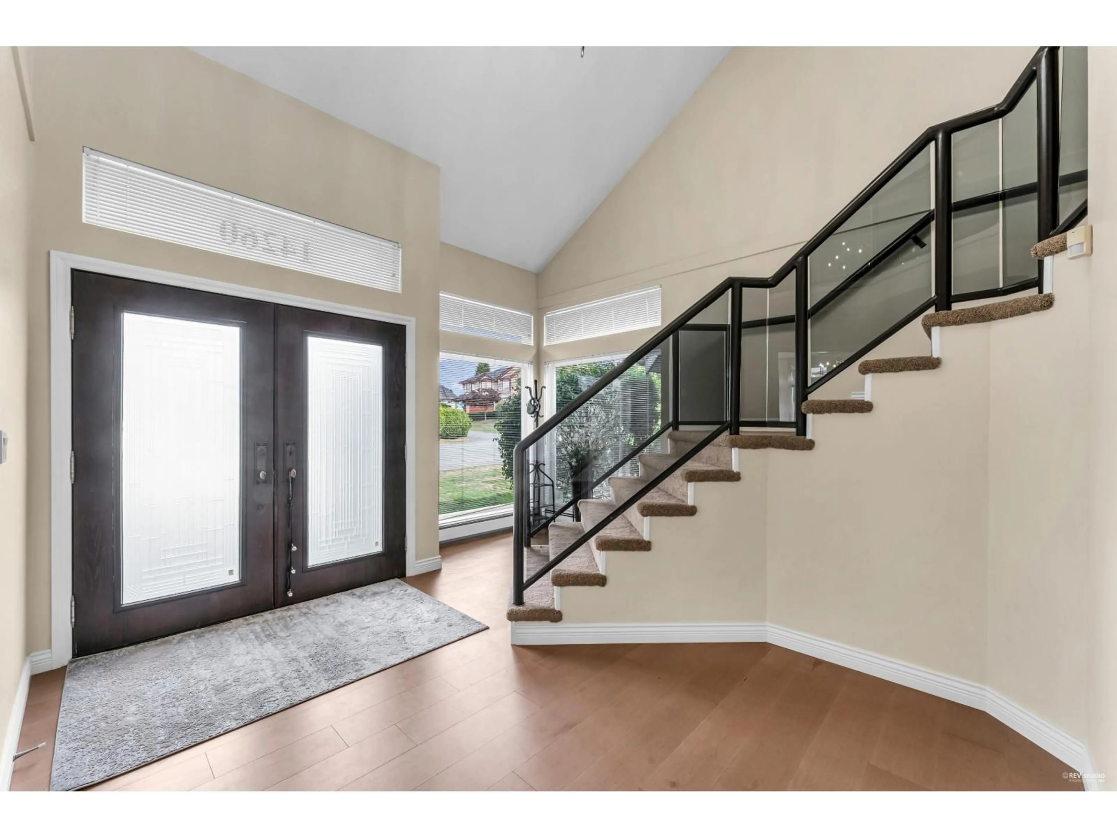 Indoor entryway for 14260 82A AVENUE, Surrey British Columbia V3W0V6