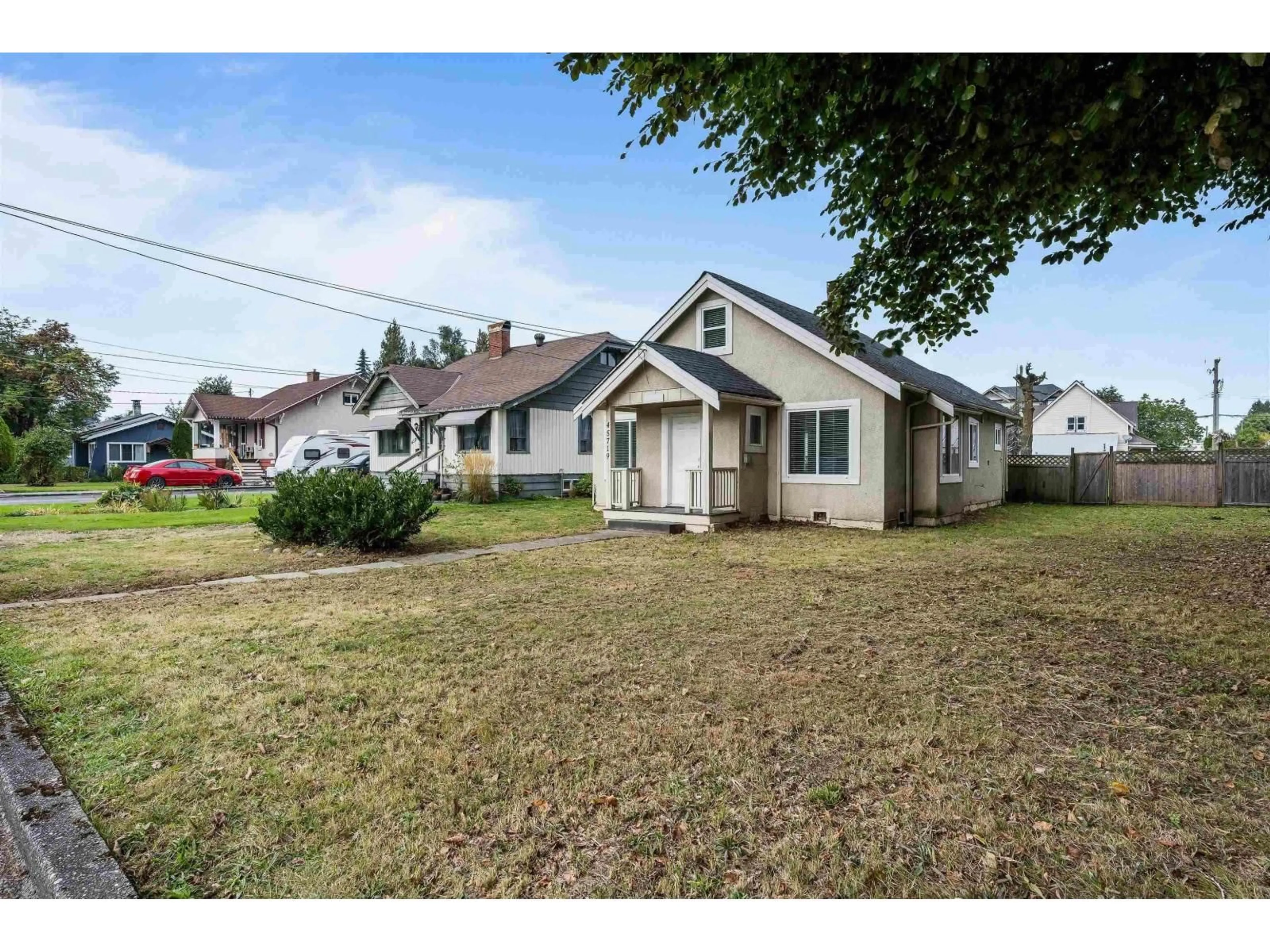 A pic from outside/outdoor area/front of a property/back of a property/a pic from drone, street for 45719 KIPP AVENUE, Chilliwack British Columbia V2P1Y6