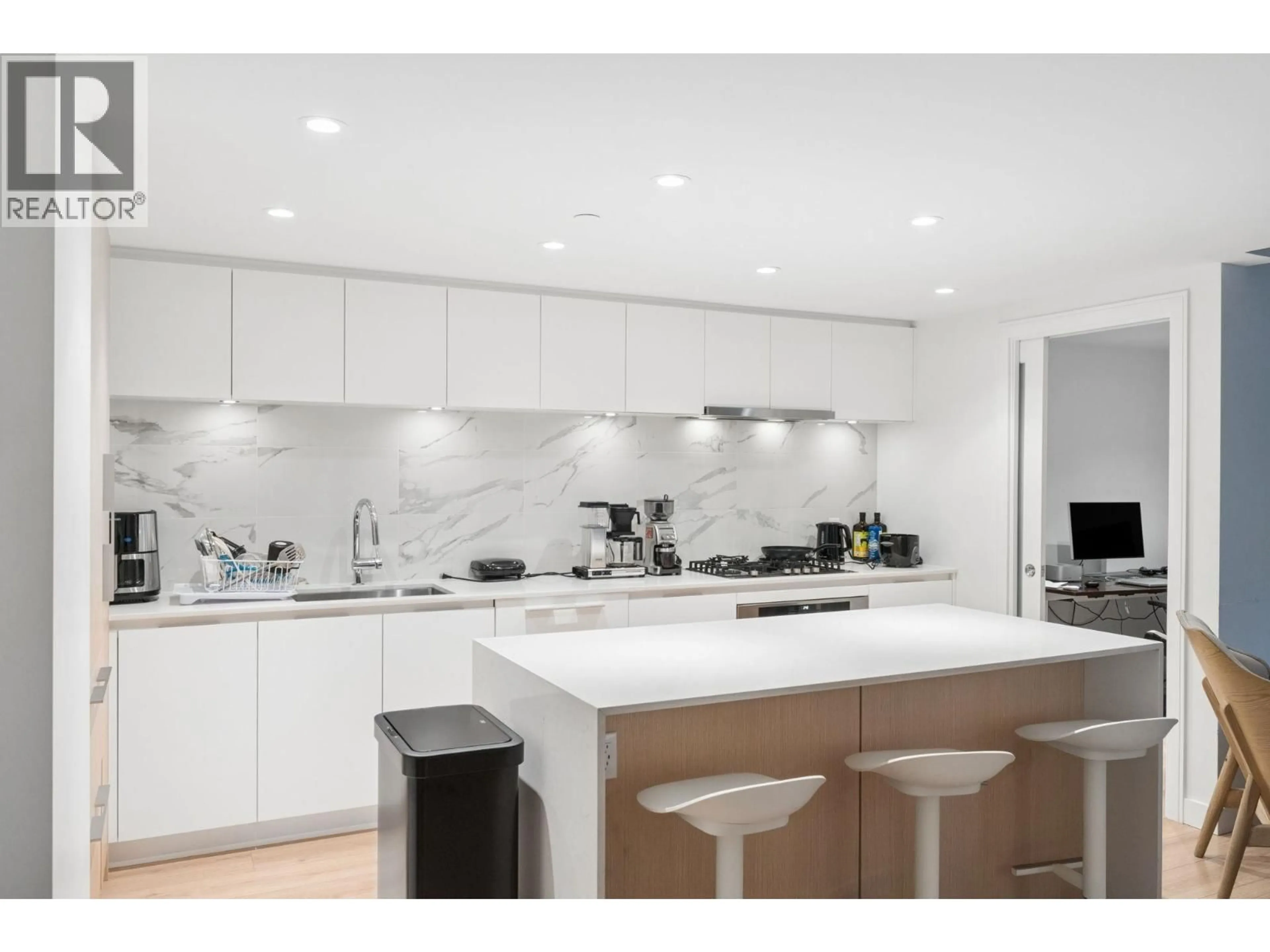 Contemporary kitchen, unknown for 305 - 1500 FERN STREET, North Vancouver British Columbia V7J0E6
