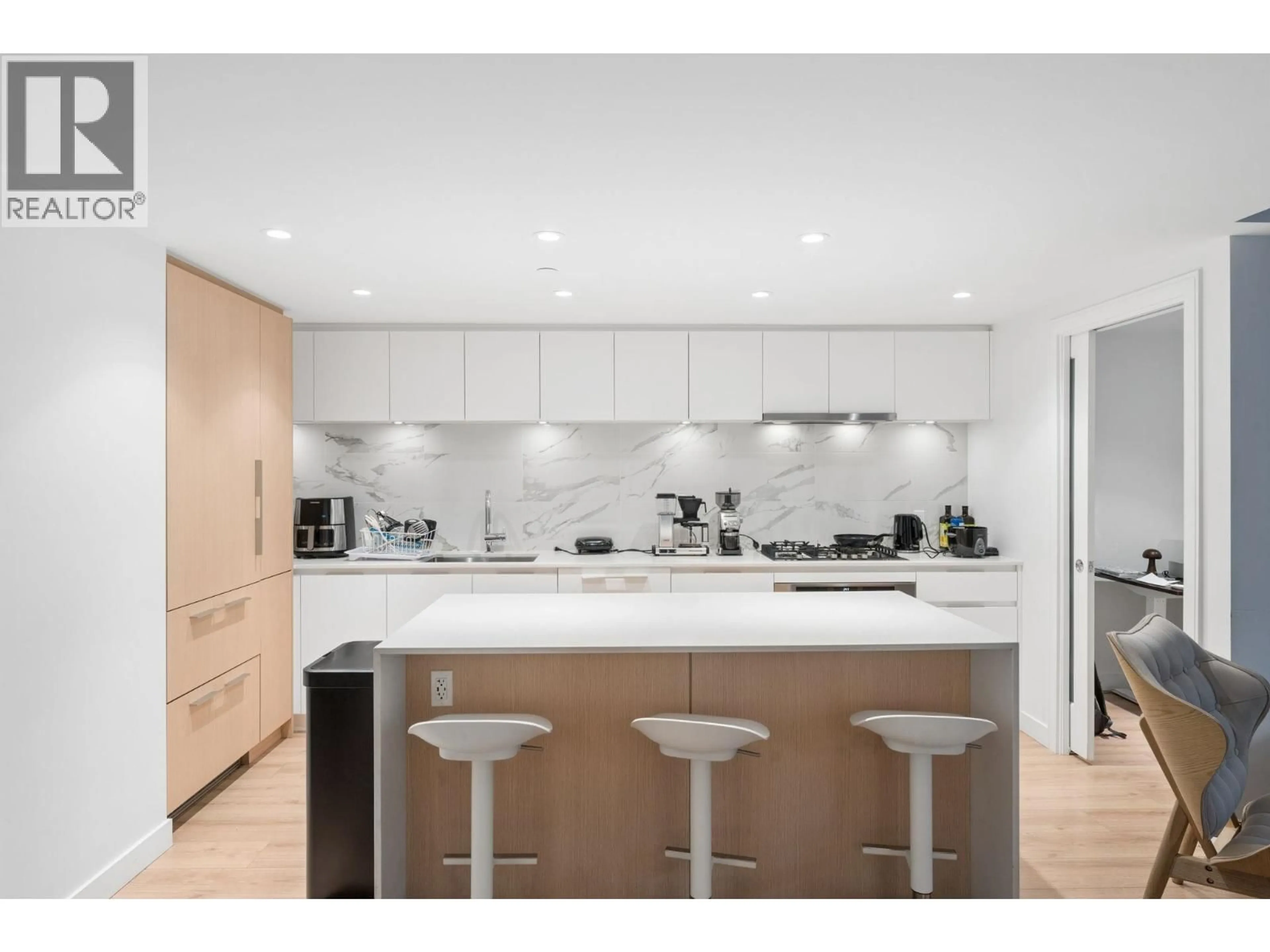 Contemporary kitchen, unknown for 305 - 1500 FERN STREET, North Vancouver British Columbia V7J0E6