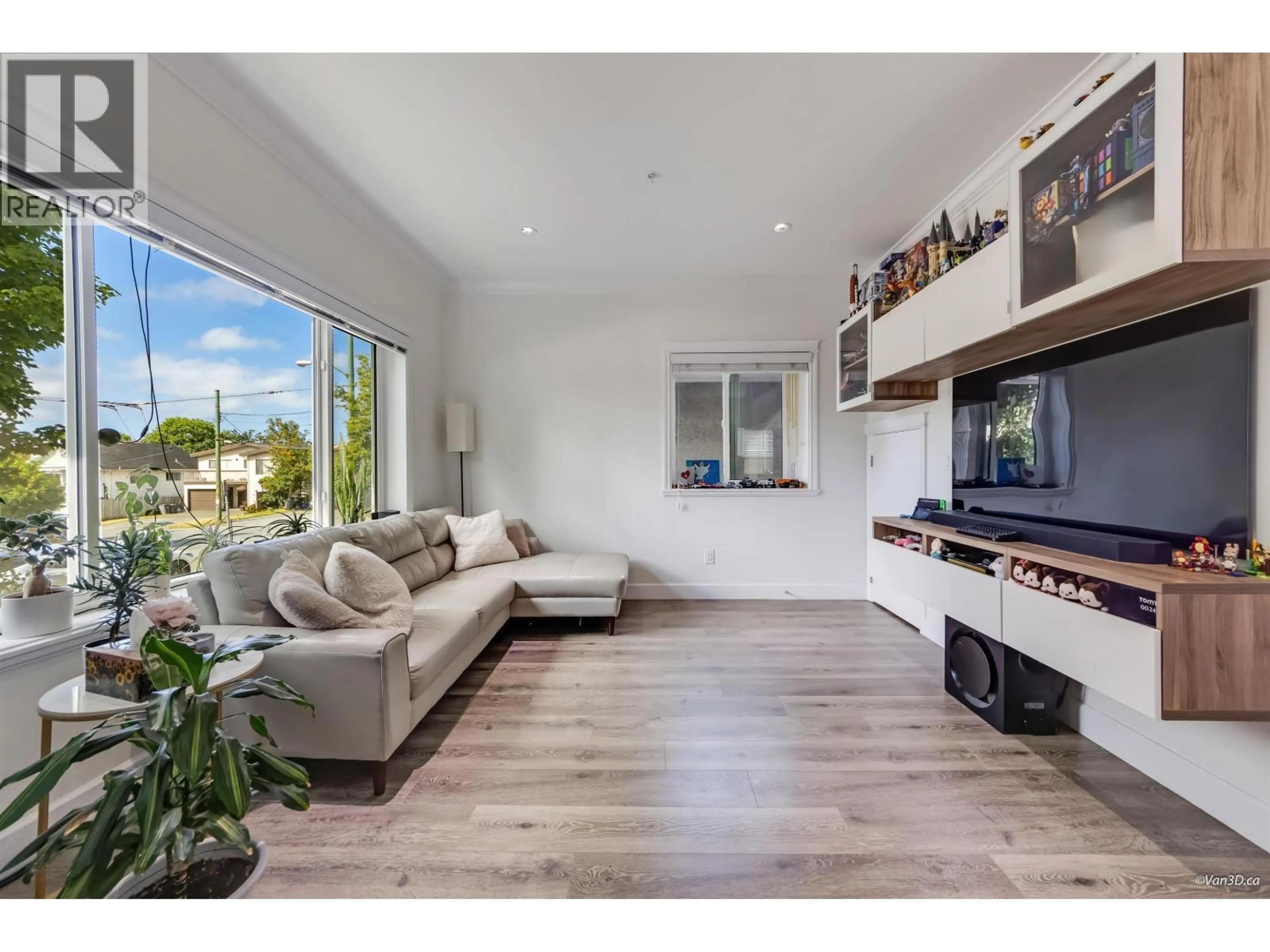Living room with furniture, wood/laminate floor for 621 65TH AVENUE, Vancouver British Columbia V5X2P7