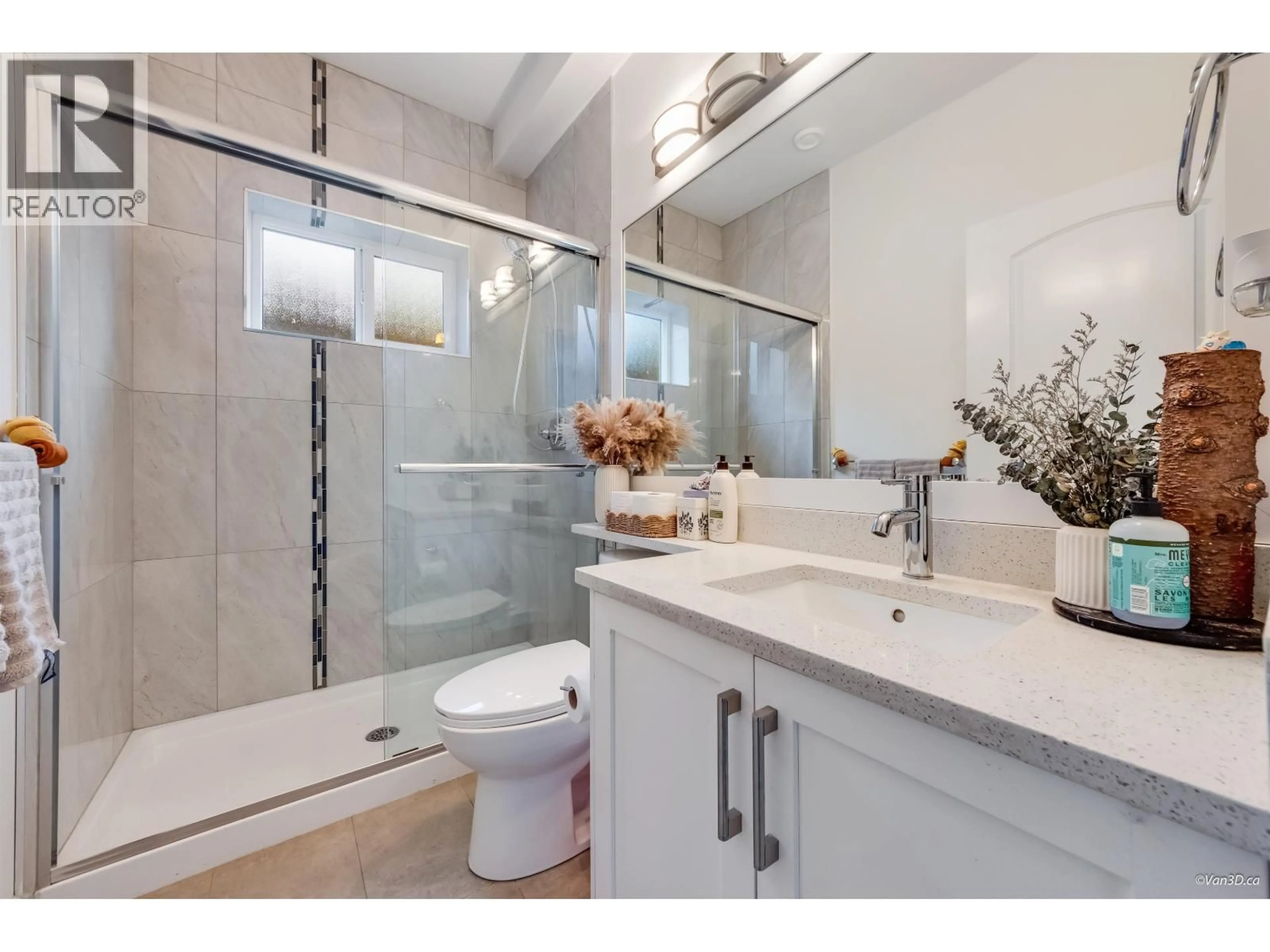 Standard bathroom, ceramic/tile floor for 621 65TH AVENUE, Vancouver British Columbia V5X2P7