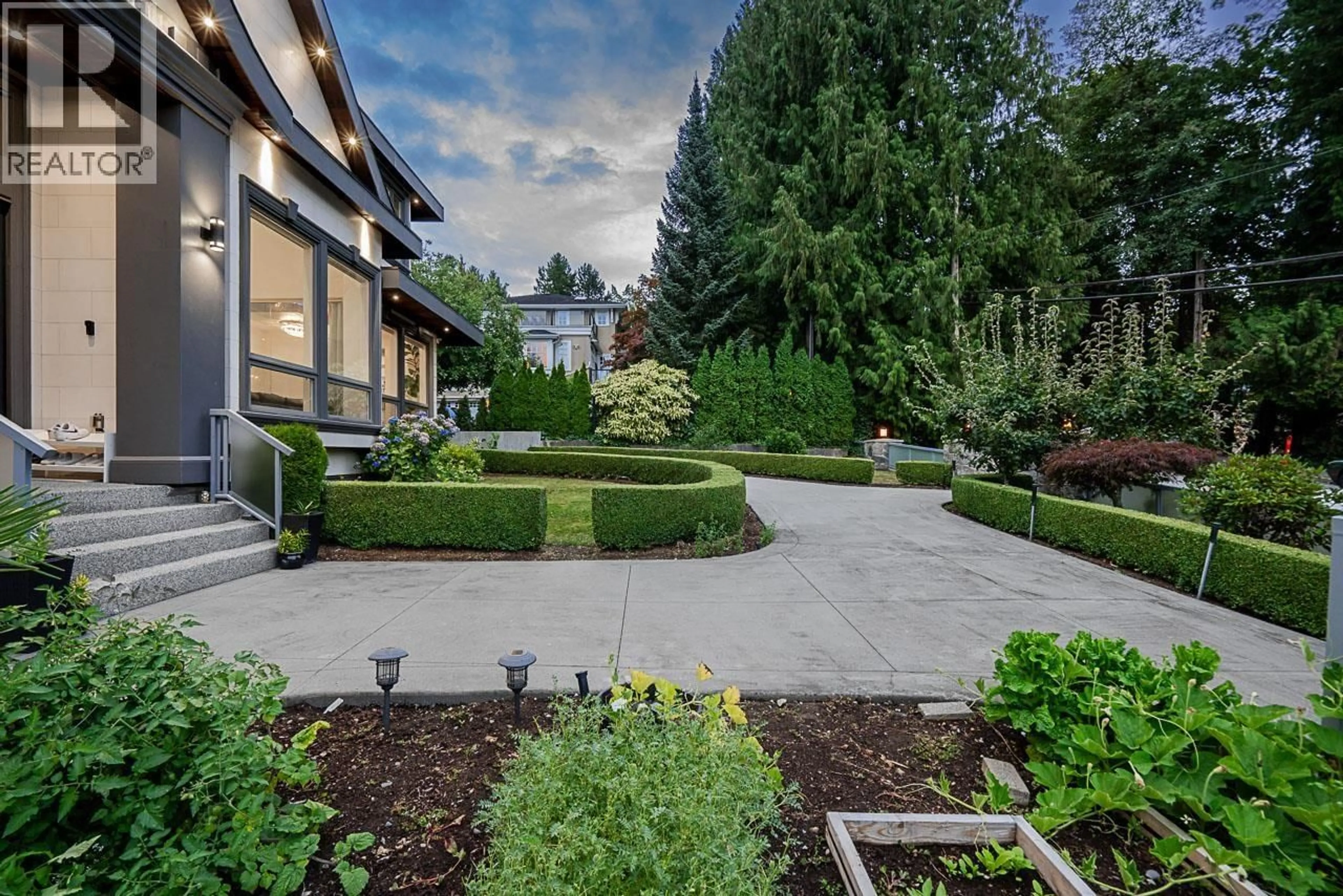 Patio, street for 5876 BUCKINGHAM AVENUE, Burnaby British Columbia V5E2A3